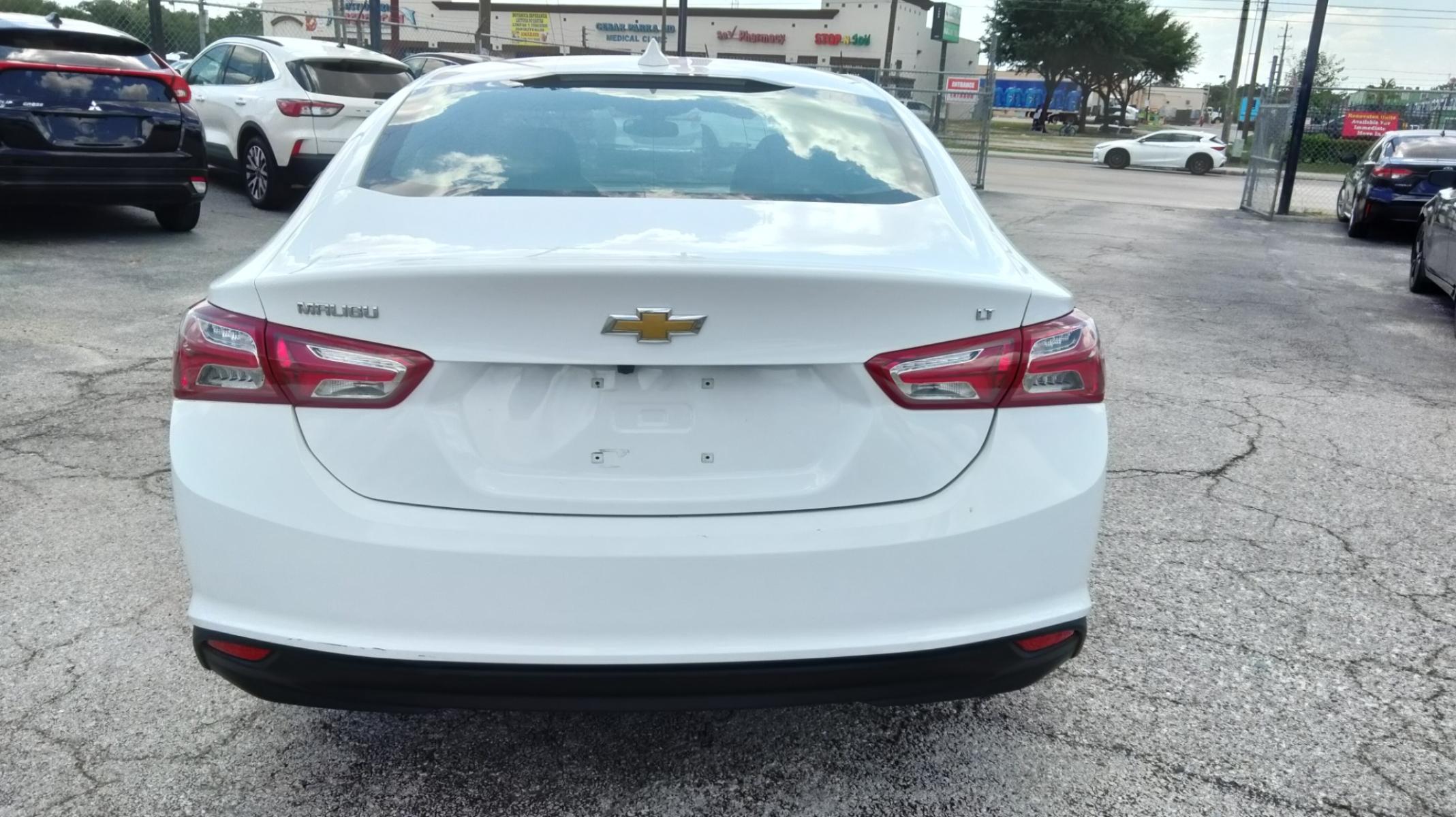 2022 White /Black Chevrolet Malibu LT (1G1ZD5ST2NF) with an 1.5L L4 DOHC 16V engine, 6A transmission, located at 1842 Wirt Road, Houston, TX, 77055, (713) 973-3903, 29.805330, -95.484787 - Photo #3