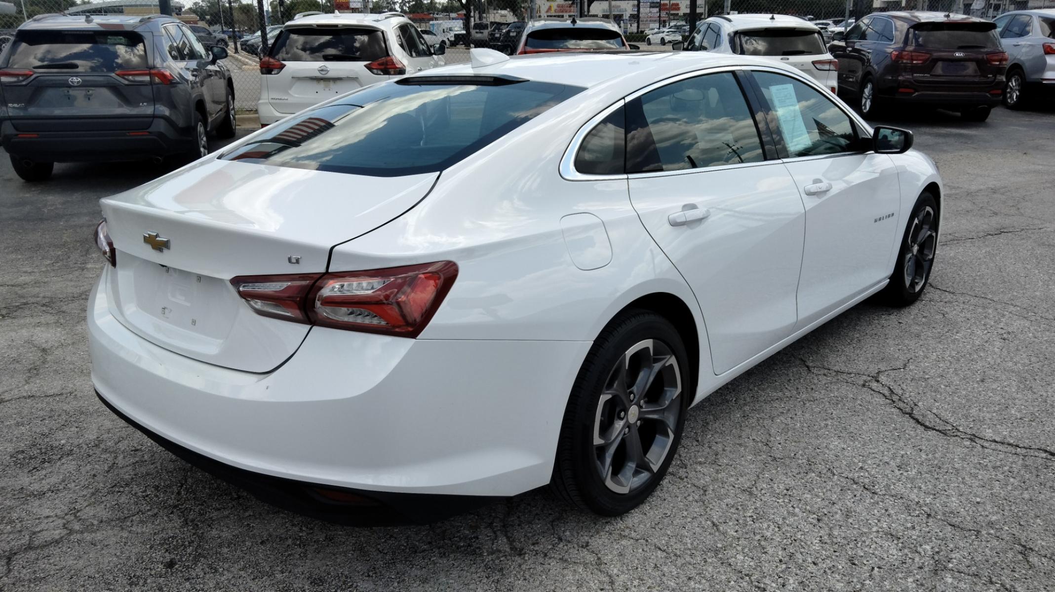 2022 White /Black Chevrolet Malibu LT (1G1ZD5ST2NF) with an 1.5L L4 DOHC 16V engine, 6A transmission, located at 1842 Wirt Road, Houston, TX, 77055, (713) 973-3903, 29.805330, -95.484787 - Photo #4