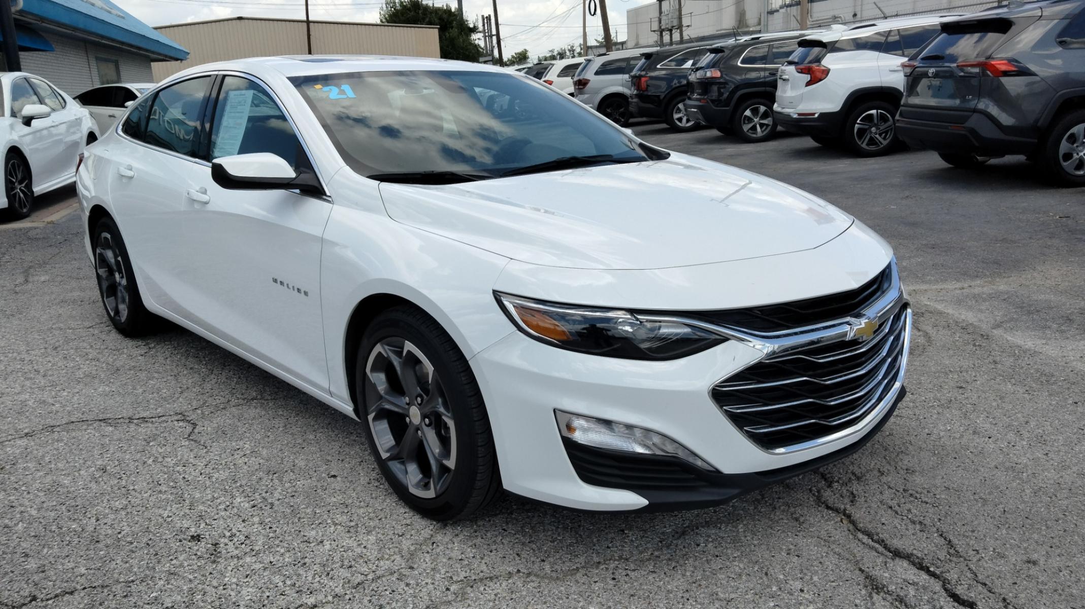 2022 White /Black Chevrolet Malibu LT (1G1ZD5ST2NF) with an 1.5L L4 DOHC 16V engine, 6A transmission, located at 1842 Wirt Road, Houston, TX, 77055, (713) 973-3903, 29.805330, -95.484787 - Photo #6