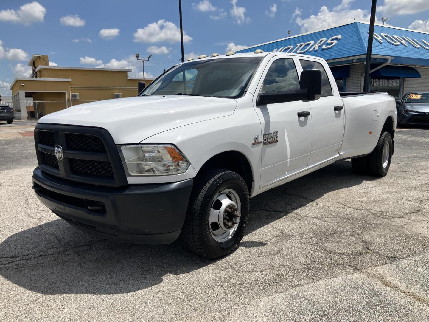 2018 White /Gray RAM 3500 Tradesman Crew Cab LWB 2WD DRW (3C63RPGL1JG) with an 6.7L L6 OHV 24V TURBO DIESEL engine, 6A transmission, located at 1842 Wirt Road, Houston, TX, 77055, (713) 973-3903, 29.805330, -95.484787 - Photo#0