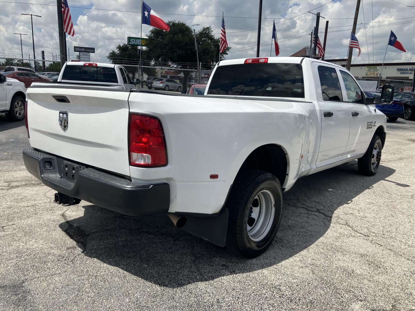 2018 White /Gray RAM 3500 Tradesman Crew Cab LWB 2WD DRW (3C63RPGL1JG) with an 6.7L L6 OHV 24V TURBO DIESEL engine, 6A transmission, located at 1842 Wirt Road, Houston, TX, 77055, (713) 973-3903, 29.805330, -95.484787 - Photo#4