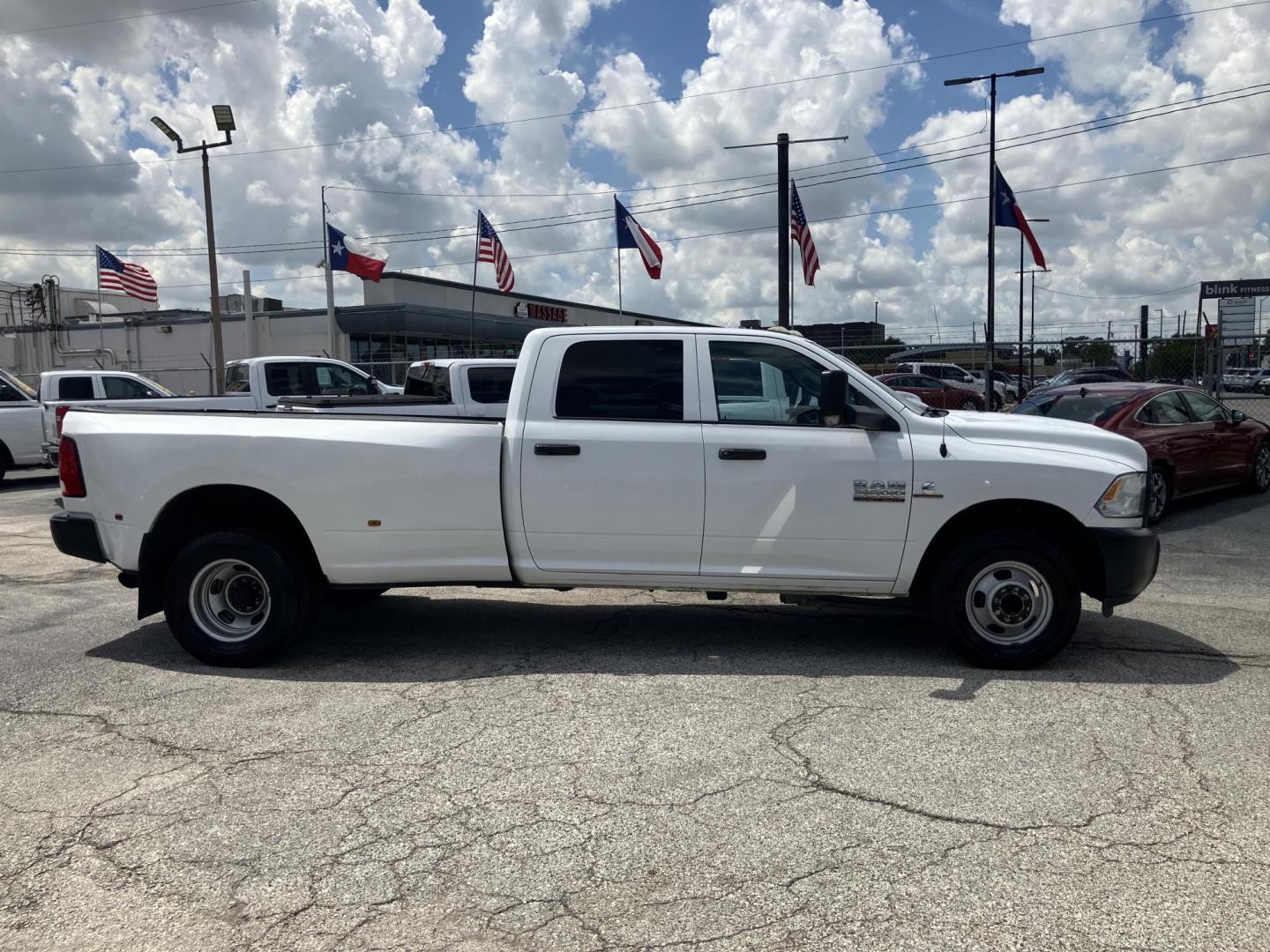 2018 White /Gray RAM 3500 Tradesman Crew Cab LWB 2WD DRW (3C63RPGL1JG) with an 6.7L L6 OHV 24V TURBO DIESEL engine, 6A transmission, located at 1842 Wirt Road, Houston, TX, 77055, (713) 973-3903, 29.805330, -95.484787 - Photo#5