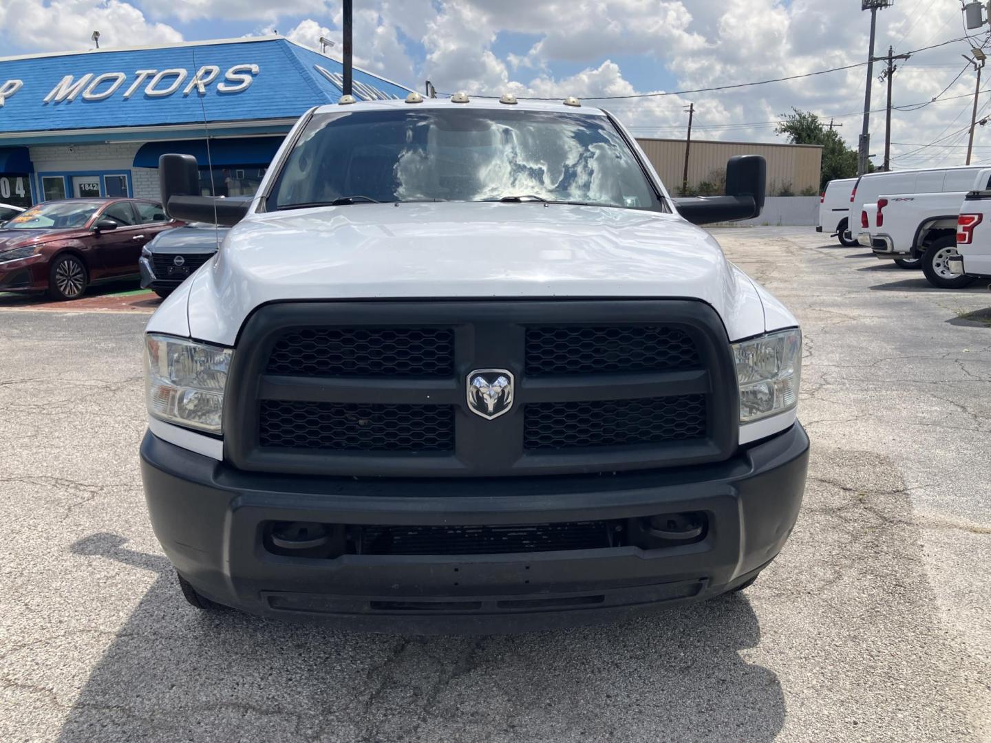 2018 White /Gray RAM 3500 Tradesman Crew Cab LWB 2WD DRW (3C63RPGL1JG) with an 6.7L L6 OHV 24V TURBO DIESEL engine, 6A transmission, located at 1842 Wirt Road, Houston, TX, 77055, (713) 973-3903, 29.805330, -95.484787 - Photo#7