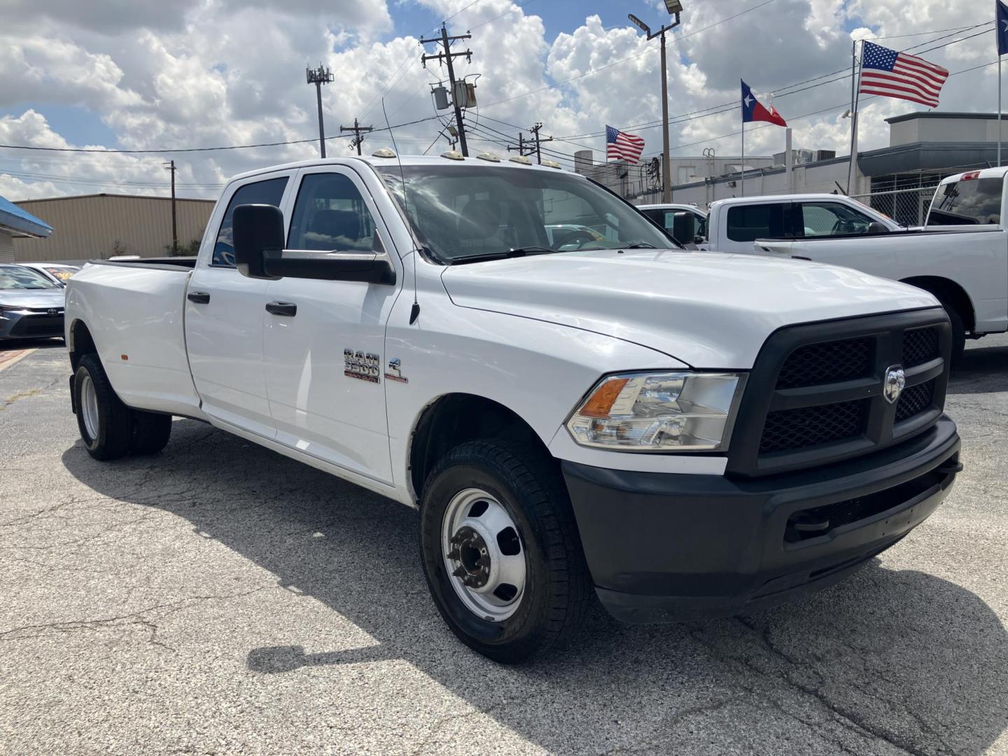2018 White /Gray RAM 3500 Tradesman Crew Cab LWB 2WD DRW (3C63RPGL1JG) with an 6.7L L6 OHV 24V TURBO DIESEL engine, 6A transmission, located at 1842 Wirt Road, Houston, TX, 77055, (713) 973-3903, 29.805330, -95.484787 - Photo#6