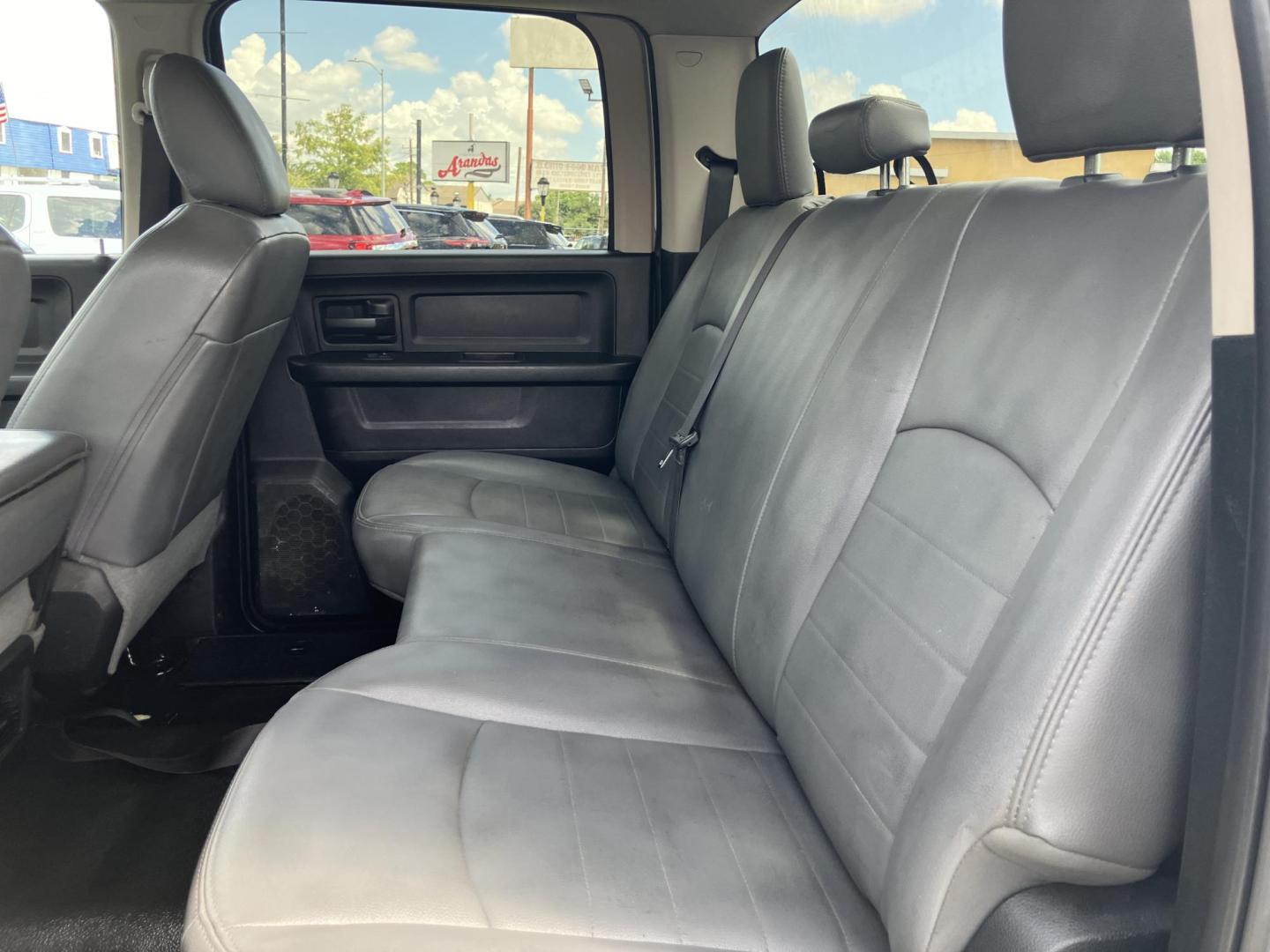 2018 White /Gray RAM 3500 Tradesman Crew Cab LWB 2WD DRW (3C63RPGL1JG) with an 6.7L L6 OHV 24V TURBO DIESEL engine, 6A transmission, located at 1842 Wirt Road, Houston, TX, 77055, (713) 973-3903, 29.805330, -95.484787 - Photo#9