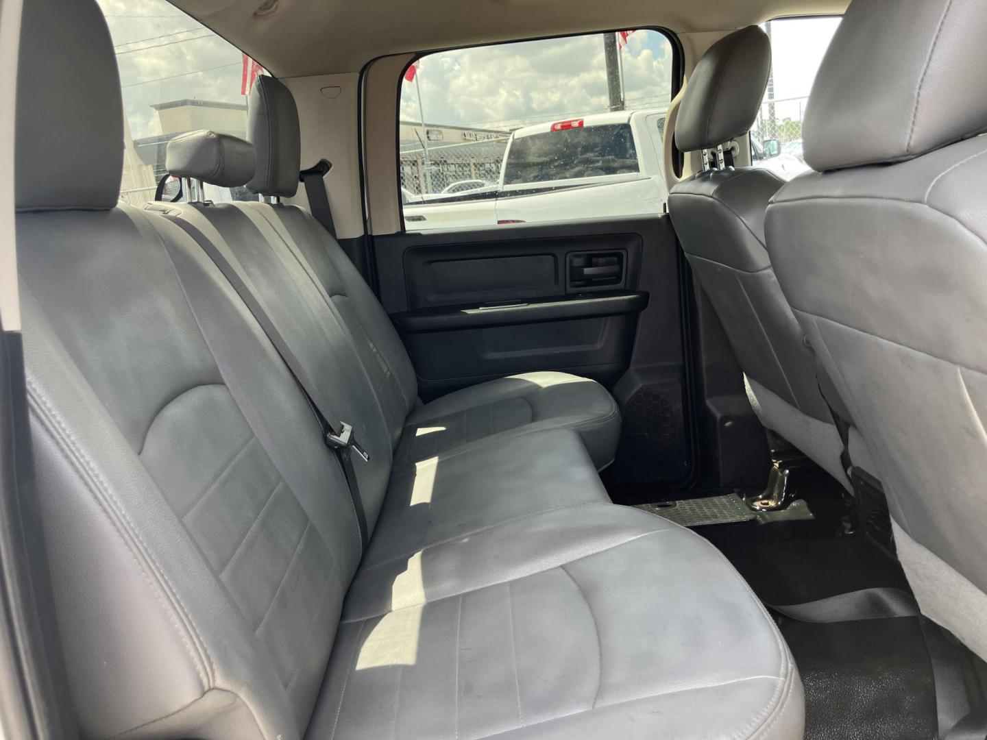 2018 White /Gray RAM 3500 Tradesman Crew Cab LWB 2WD DRW (3C63RPGL1JG) with an 6.7L L6 OHV 24V TURBO DIESEL engine, 6A transmission, located at 1842 Wirt Road, Houston, TX, 77055, (713) 973-3903, 29.805330, -95.484787 - Photo#11