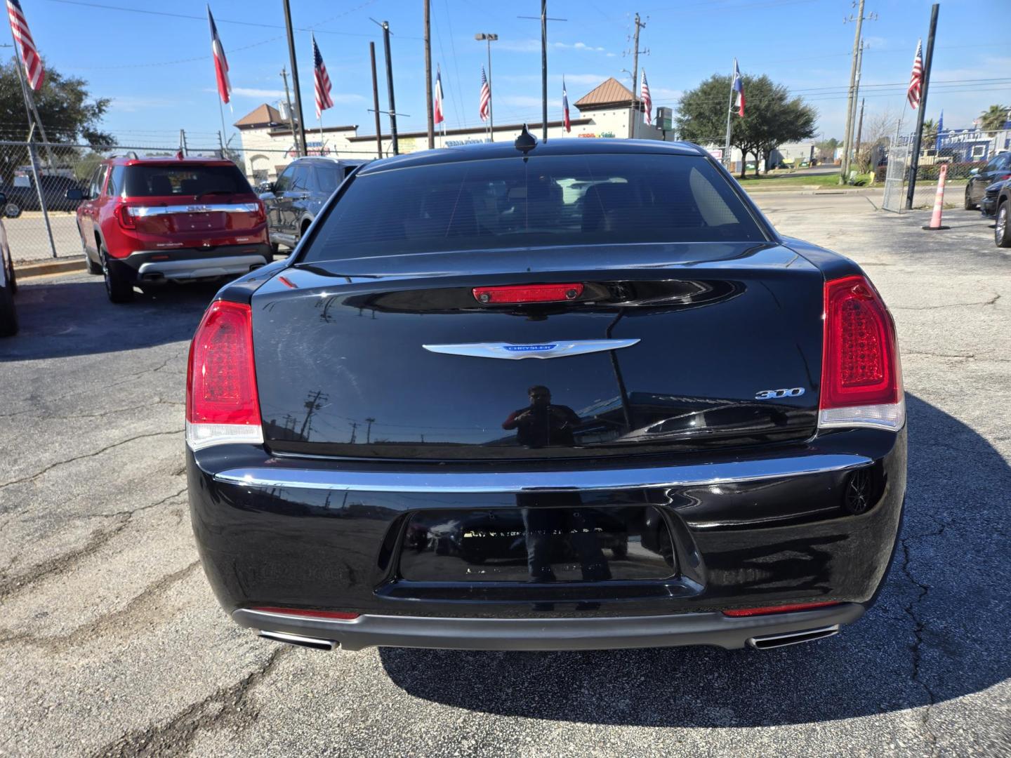2020 Black /Black Chrysler 300 Touring (2C3CCAAG2LH) with an 3.6L V6 SOHC 24V engine, 8A transmission, located at 1842 Wirt Road, Houston, TX, 77055, (713) 973-3903, 29.805330, -95.484787 - Photo#3