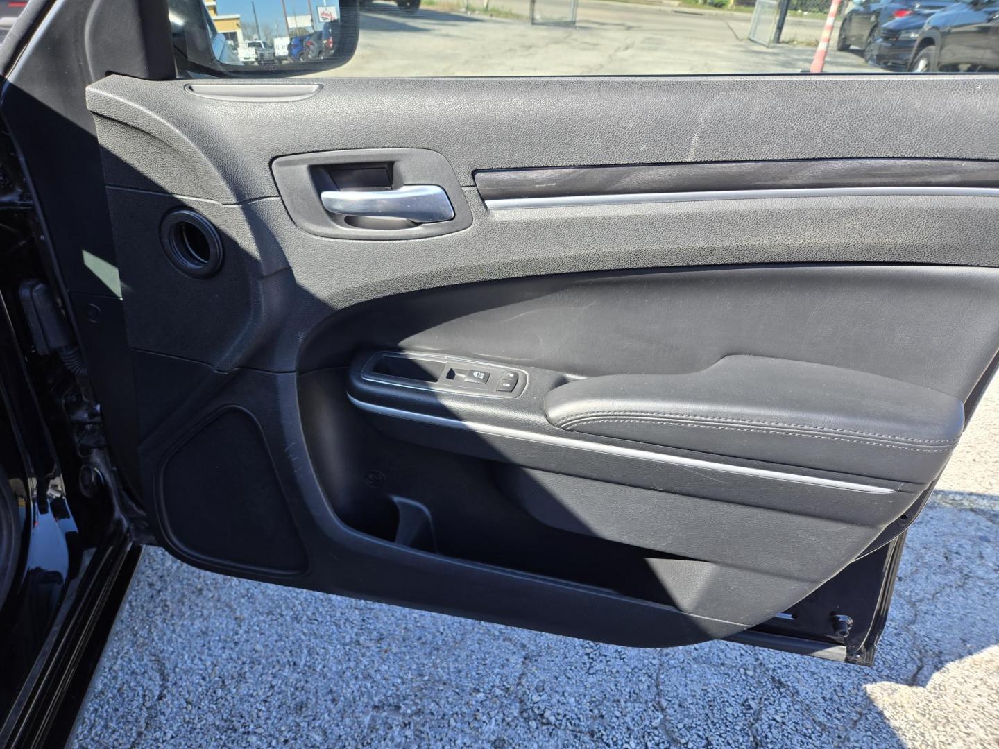 2020 Black /Black Chrysler 300 Touring (2C3CCAAG2LH) with an 3.6L V6 SOHC 24V engine, 8A transmission, located at 1842 Wirt Road, Houston, TX, 77055, (713) 973-3903, 29.805330, -95.484787 - Photo#13