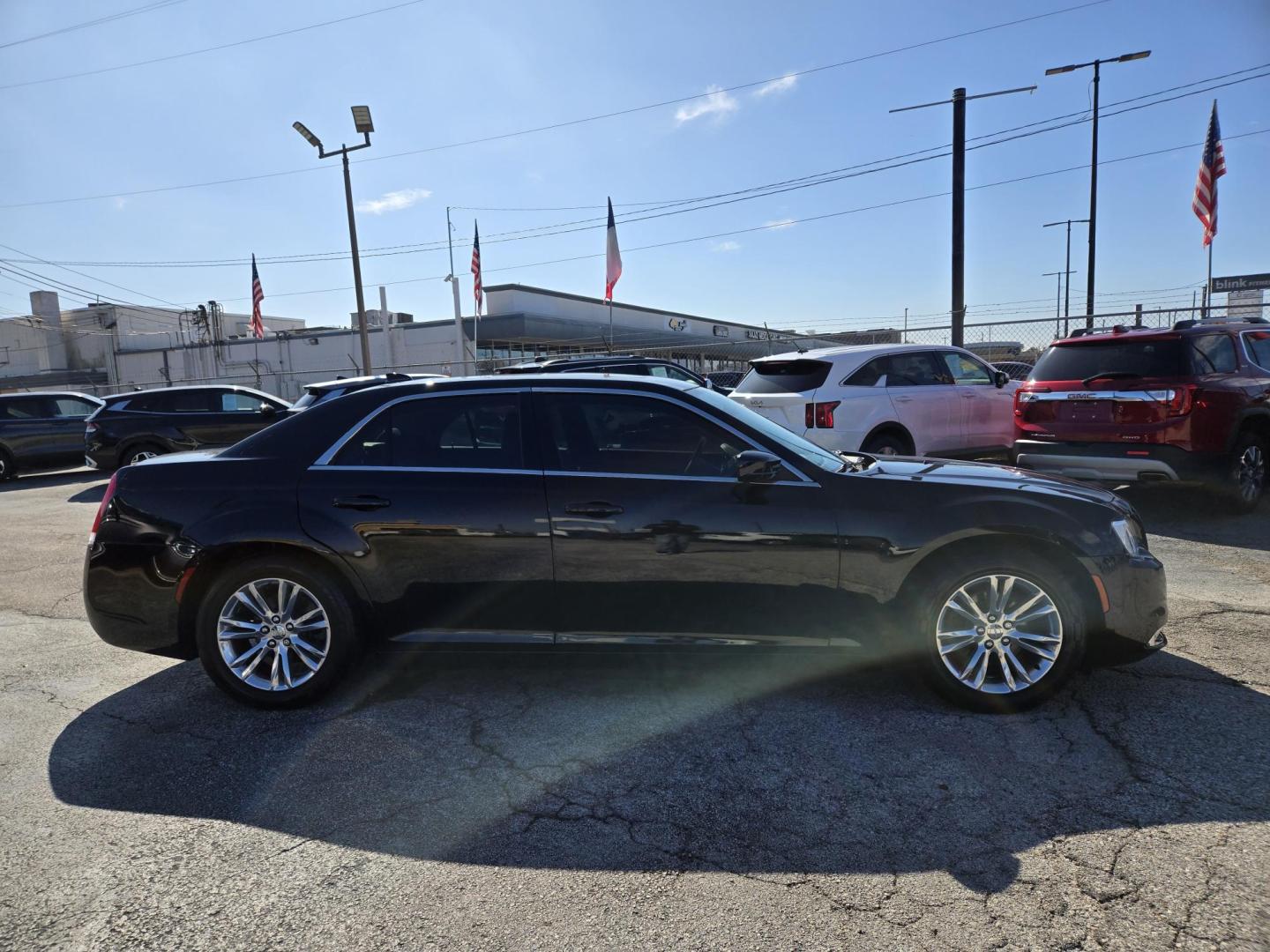 2020 Black /Black Chrysler 300 Touring (2C3CCAAG2LH) with an 3.6L V6 SOHC 24V engine, 8A transmission, located at 1842 Wirt Road, Houston, TX, 77055, (713) 973-3903, 29.805330, -95.484787 - Photo#5