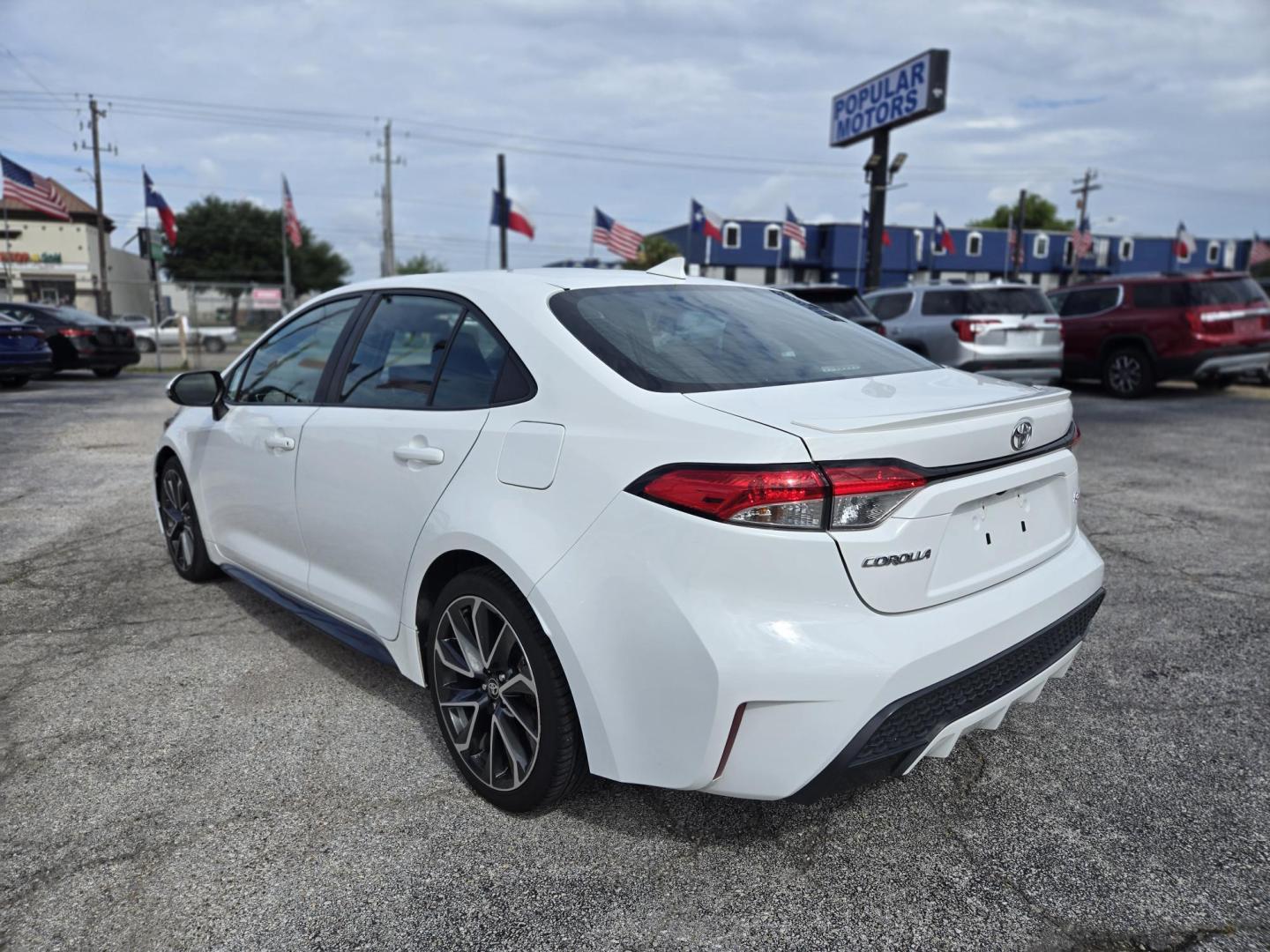 2022 White /Black Toyota Corolla SE (5YFS4MCE3NP) with an 2.0L L4 DOHC 16V engine, CVT transmission, located at 1842 Wirt Road, Houston, TX, 77055, (713) 973-3903, 29.805330, -95.484787 - Photo#2