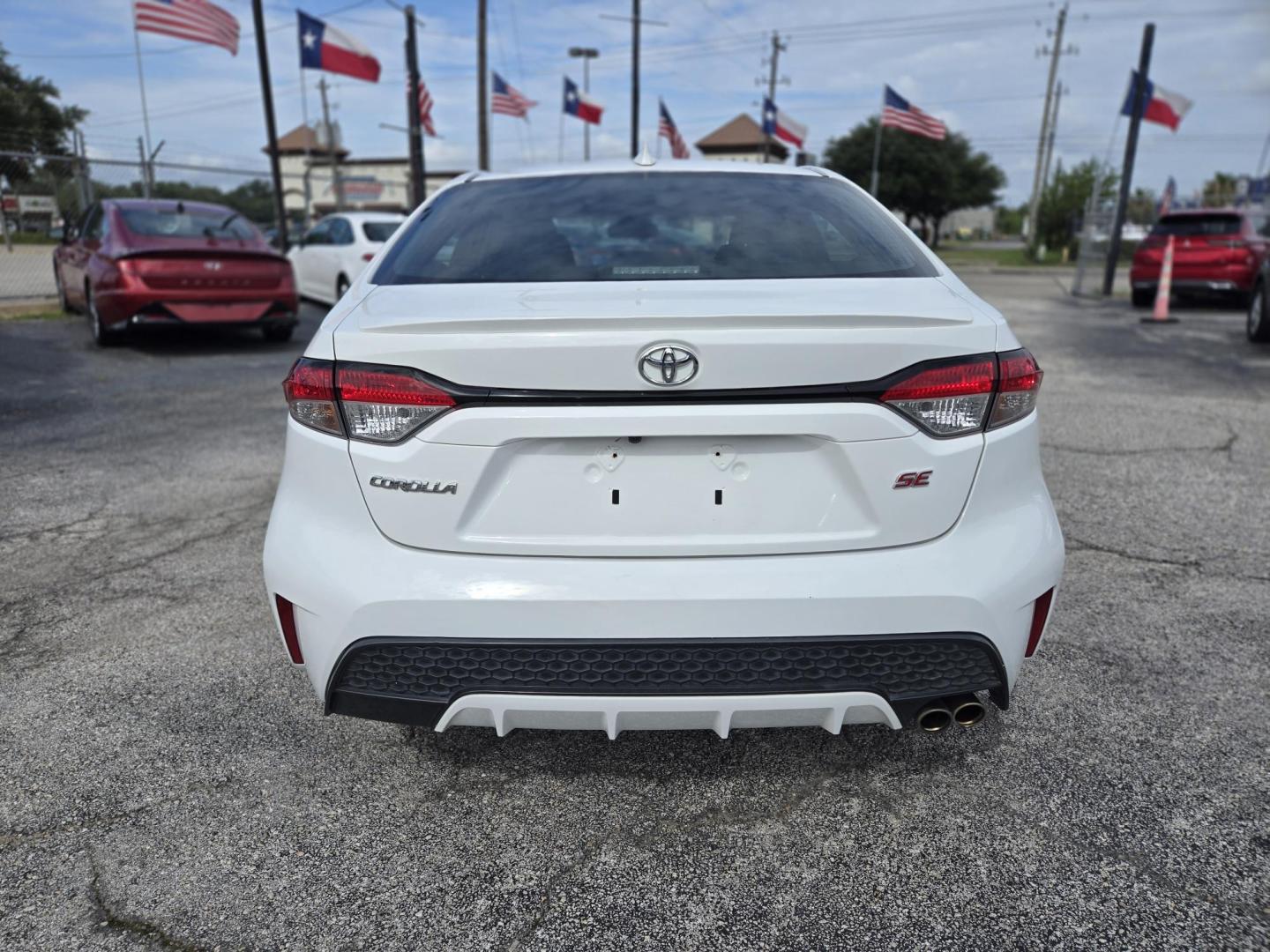 2022 White /Black Toyota Corolla SE (5YFS4MCE3NP) with an 2.0L L4 DOHC 16V engine, CVT transmission, located at 1842 Wirt Road, Houston, TX, 77055, (713) 973-3903, 29.805330, -95.484787 - Photo#3