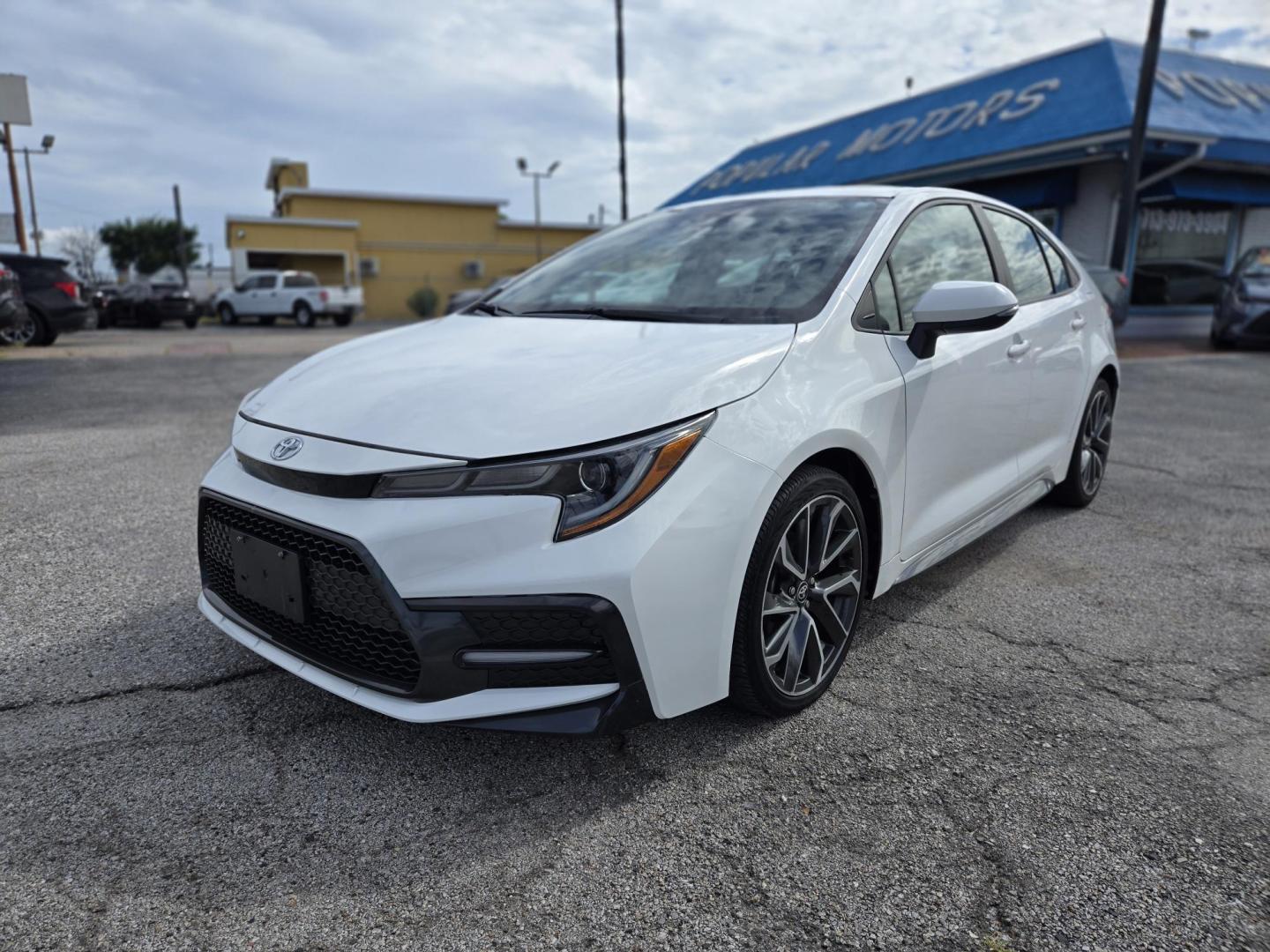 2022 White /Black Toyota Corolla SE (5YFS4MCE3NP) with an 2.0L L4 DOHC 16V engine, CVT transmission, located at 1842 Wirt Road, Houston, TX, 77055, (713) 973-3903, 29.805330, -95.484787 - Photo#0