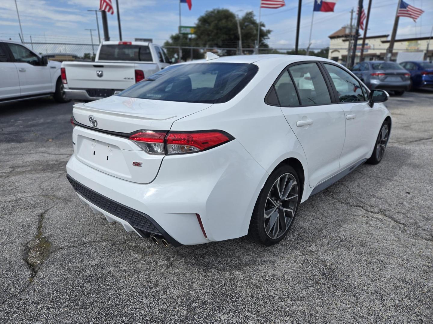 2022 White /Black Toyota Corolla SE (5YFS4MCE3NP) with an 2.0L L4 DOHC 16V engine, CVT transmission, located at 1842 Wirt Road, Houston, TX, 77055, (713) 973-3903, 29.805330, -95.484787 - Photo#4