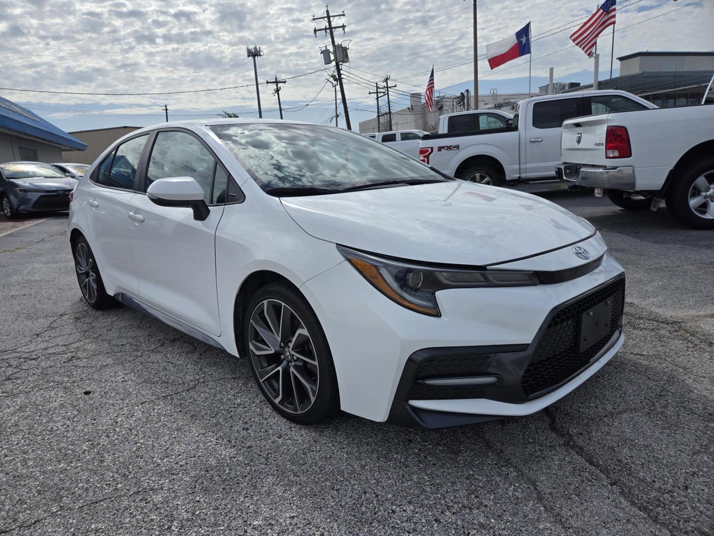 2022 White /Black Toyota Corolla SE (5YFS4MCE3NP) with an 2.0L L4 DOHC 16V engine, CVT transmission, located at 1842 Wirt Road, Houston, TX, 77055, (713) 973-3903, 29.805330, -95.484787 - Photo#6
