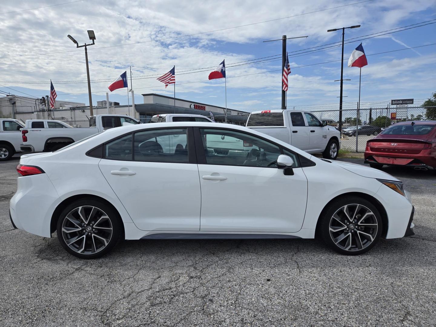 2022 White /Black Toyota Corolla SE (5YFS4MCE3NP) with an 2.0L L4 DOHC 16V engine, CVT transmission, located at 1842 Wirt Road, Houston, TX, 77055, (713) 973-3903, 29.805330, -95.484787 - Photo#5