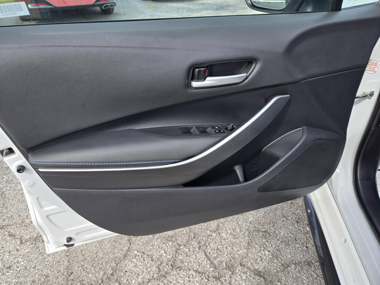 2022 White /Black Toyota Corolla SE (5YFS4MCE3NP) with an 2.0L L4 DOHC 16V engine, CVT transmission, located at 1842 Wirt Road, Houston, TX, 77055, (713) 973-3903, 29.805330, -95.484787 - Photo#9