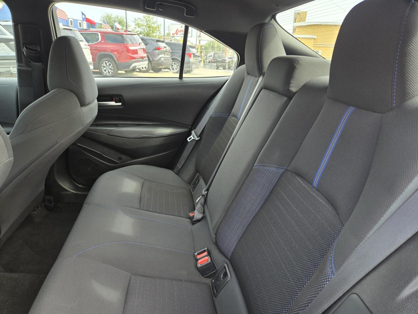 2022 White /Black Toyota Corolla SE (5YFS4MCE3NP) with an 2.0L L4 DOHC 16V engine, CVT transmission, located at 1842 Wirt Road, Houston, TX, 77055, (713) 973-3903, 29.805330, -95.484787 - Photo#10
