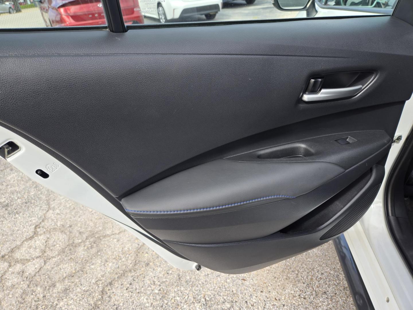2022 White /Black Toyota Corolla SE (5YFS4MCE3NP) with an 2.0L L4 DOHC 16V engine, CVT transmission, located at 1842 Wirt Road, Houston, TX, 77055, (713) 973-3903, 29.805330, -95.484787 - Photo#11