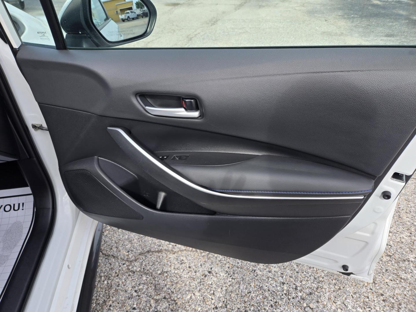 2022 White /Black Toyota Corolla SE (5YFS4MCE3NP) with an 2.0L L4 DOHC 16V engine, CVT transmission, located at 1842 Wirt Road, Houston, TX, 77055, (713) 973-3903, 29.805330, -95.484787 - Photo#13