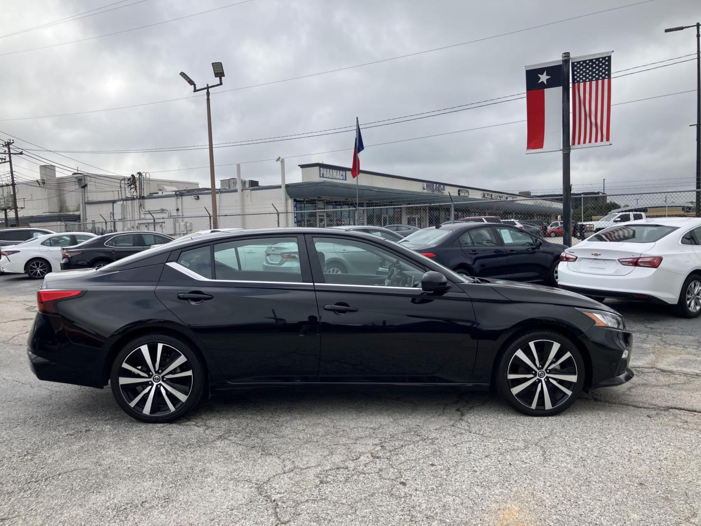 2022 Black /Black Nissan Altima (1N4BL4CV8NN) , located at 1842 Wirt Road, Houston, TX, 77055, (713) 973-3903, 29.805330, -95.484787 - Photo#5