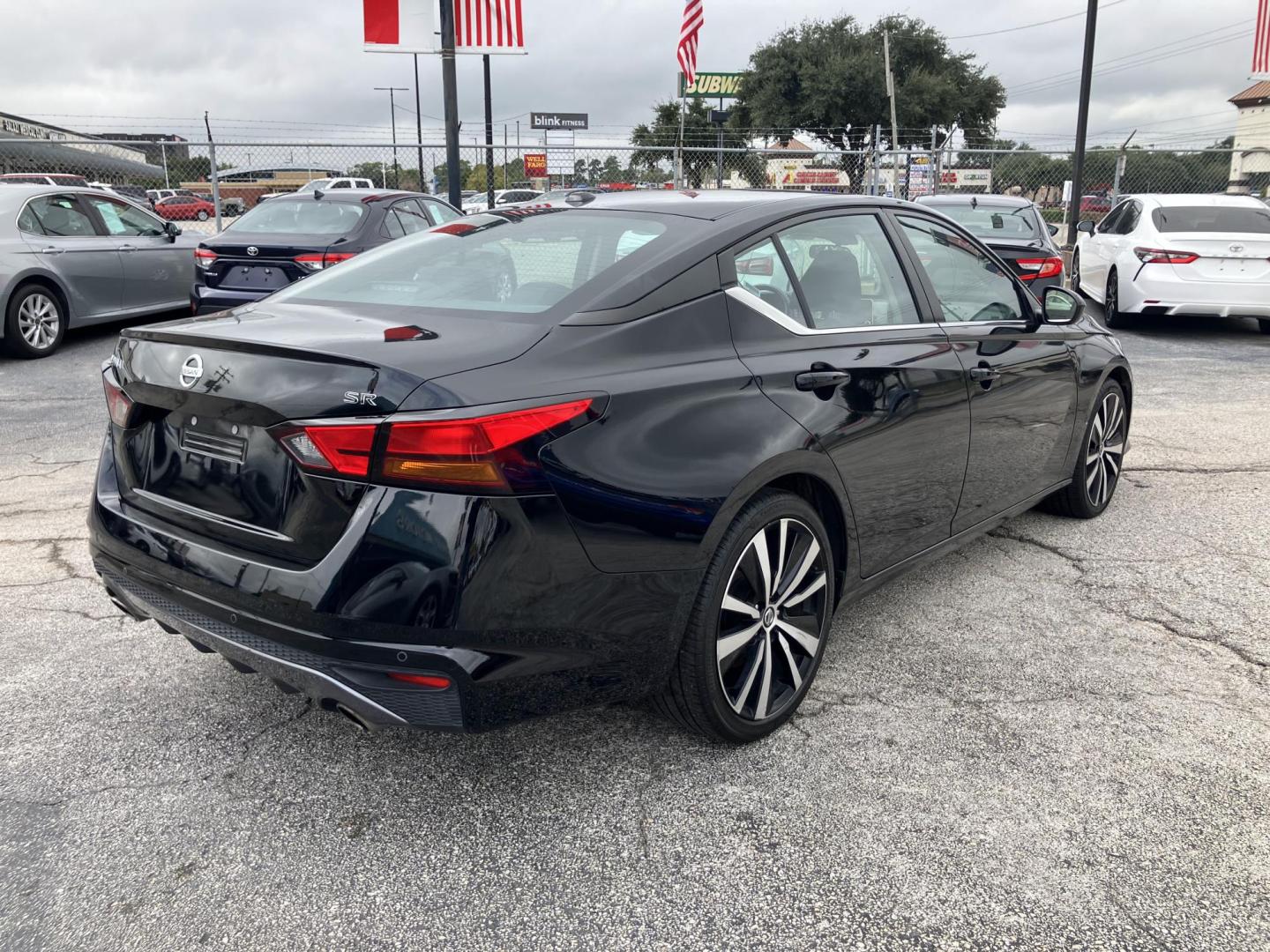 2022 Black /Black Nissan Altima (1N4BL4CV8NN) , located at 1842 Wirt Road, Houston, TX, 77055, (713) 973-3903, 29.805330, -95.484787 - Photo#4