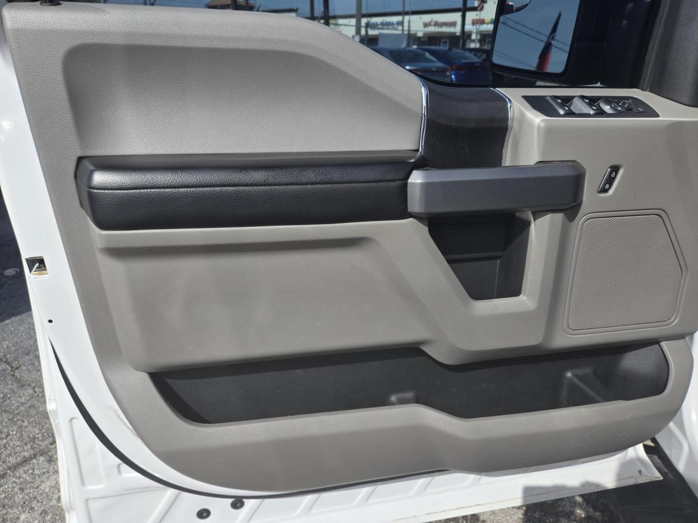 2018 White /Gray Ford F-150 XLT SuperCrew (1FTFW1EG2JF) , located at 1842 Wirt Road, Houston, TX, 77055, (713) 973-3903, 29.805330, -95.484787 - Photo#9