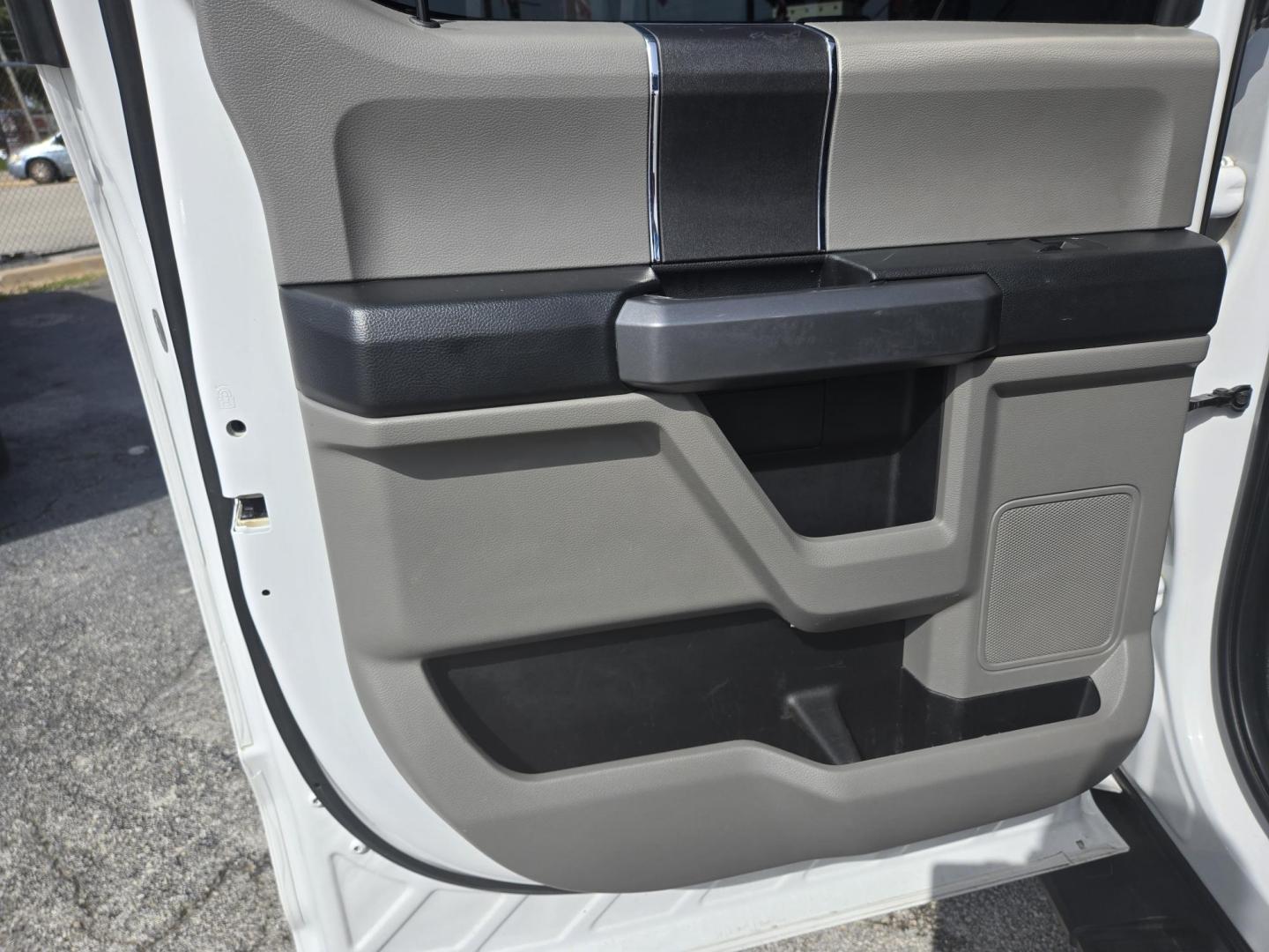 2018 White /Gray Ford F-150 XLT SuperCrew (1FTFW1EG2JF) , located at 1842 Wirt Road, Houston, TX, 77055, (713) 973-3903, 29.805330, -95.484787 - Photo#11