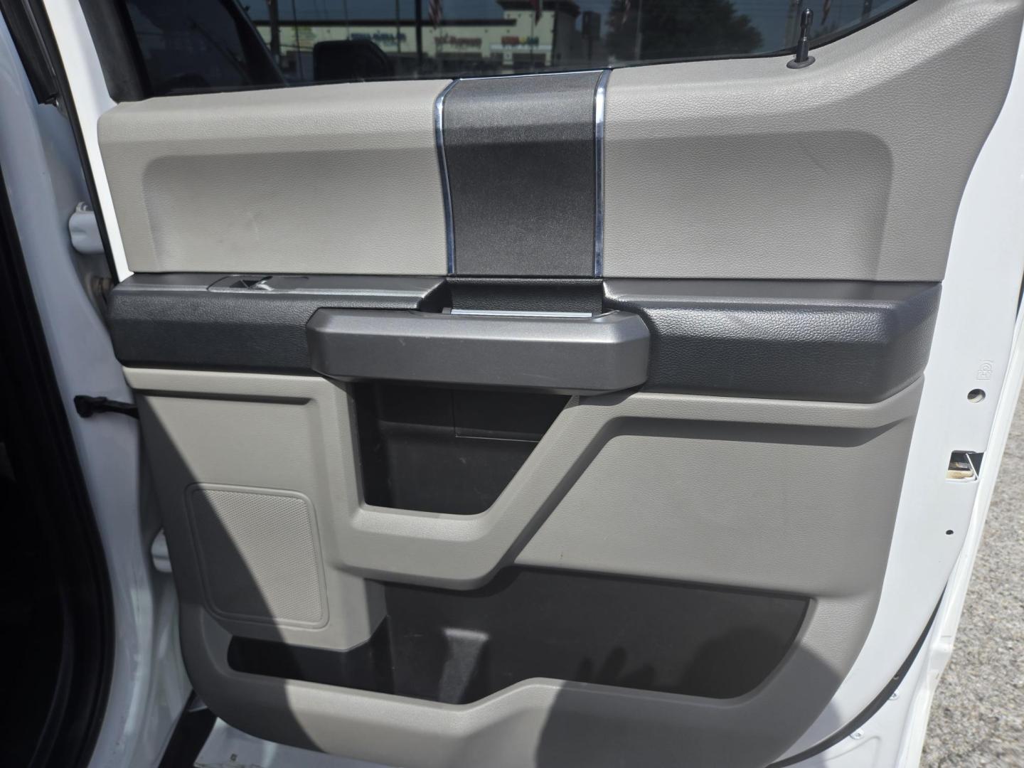 2018 White /Gray Ford F-150 XLT SuperCrew (1FTFW1EG2JF) , located at 1842 Wirt Road, Houston, TX, 77055, (713) 973-3903, 29.805330, -95.484787 - Photo#15