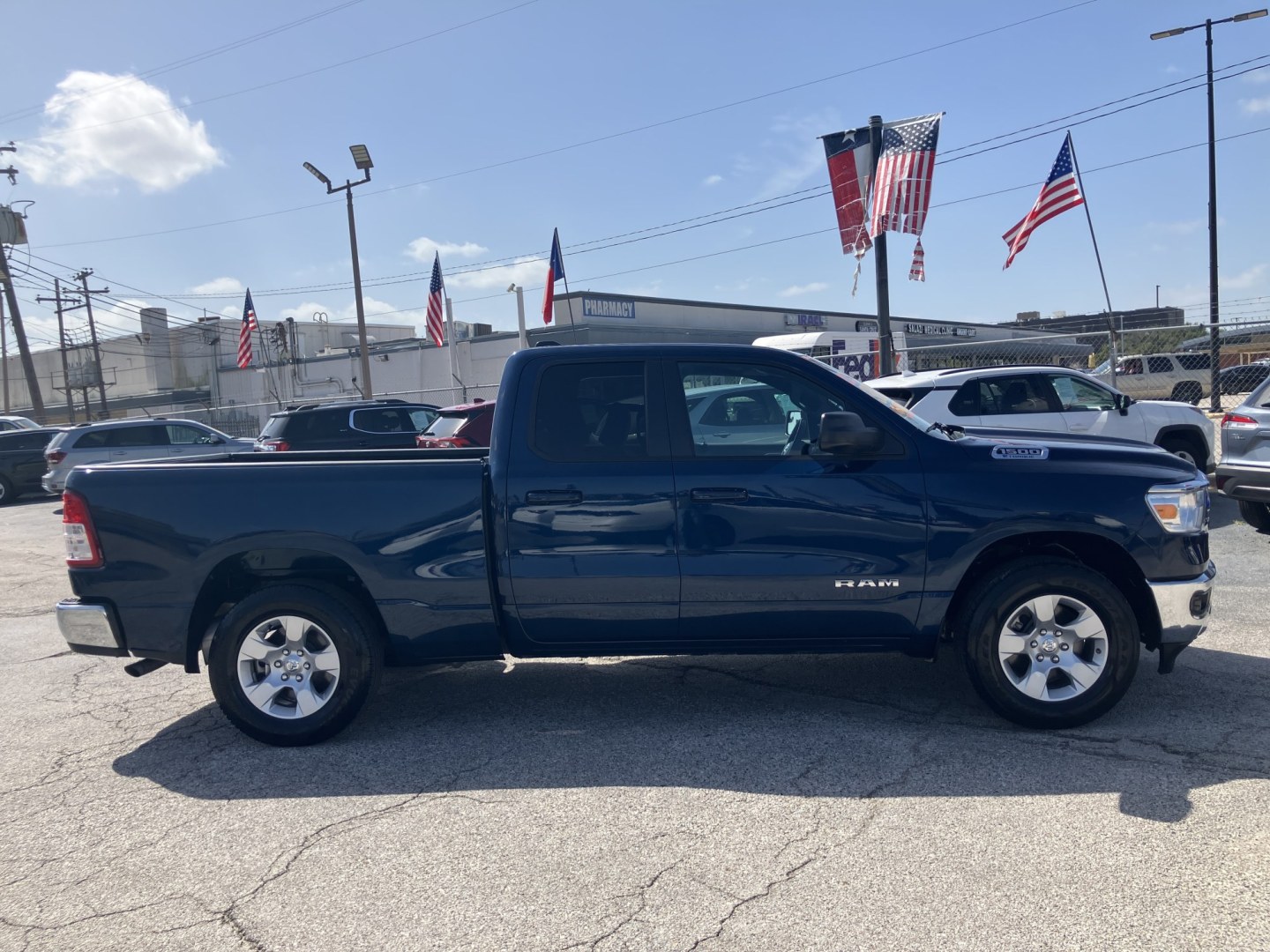 2022 BLUE /Gray RAM 1500 Big Horn Quad Cab 2WD (1C6RREBG4NN) with an 3.6L V6 DOHC 24V engine, 8A transmission, located at 1842 Wirt Road, Houston, TX, 77055, (713) 973-3903, 29.805330, -95.484787- Photo#5
