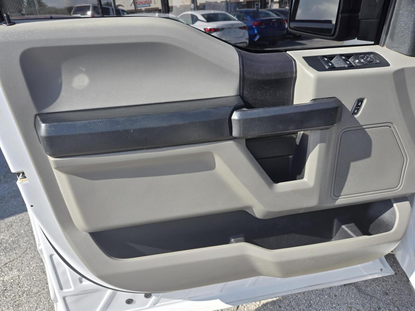 2018 White /Gray Ford F-150 XL SuperCrew 5.5-ft. 2WD (1FTEW1C51JK) with an 5.0L V8 OHV 32V engine, 6A transmission, located at 1842 Wirt Road, Houston, TX, 77055, (713) 973-3903, 29.805330, -95.484787 - Photo#9