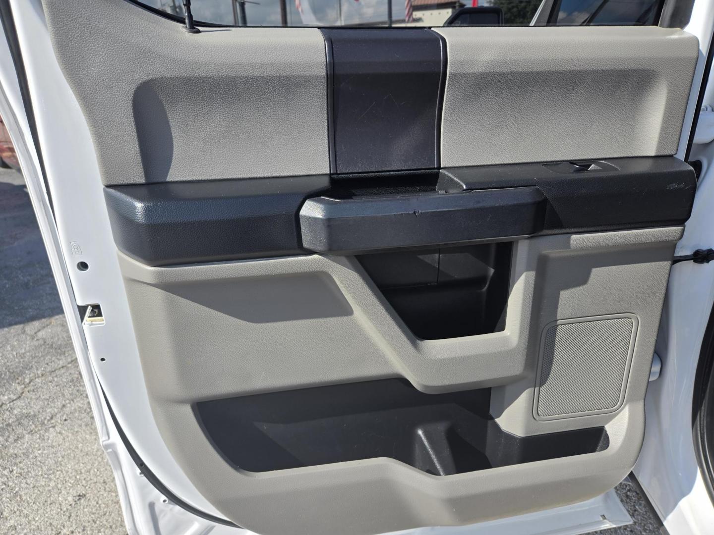 2018 White /Gray Ford F-150 XL SuperCrew 5.5-ft. 2WD (1FTEW1C51JK) with an 5.0L V8 OHV 32V engine, 6A transmission, located at 1842 Wirt Road, Houston, TX, 77055, (713) 973-3903, 29.805330, -95.484787 - Photo#11