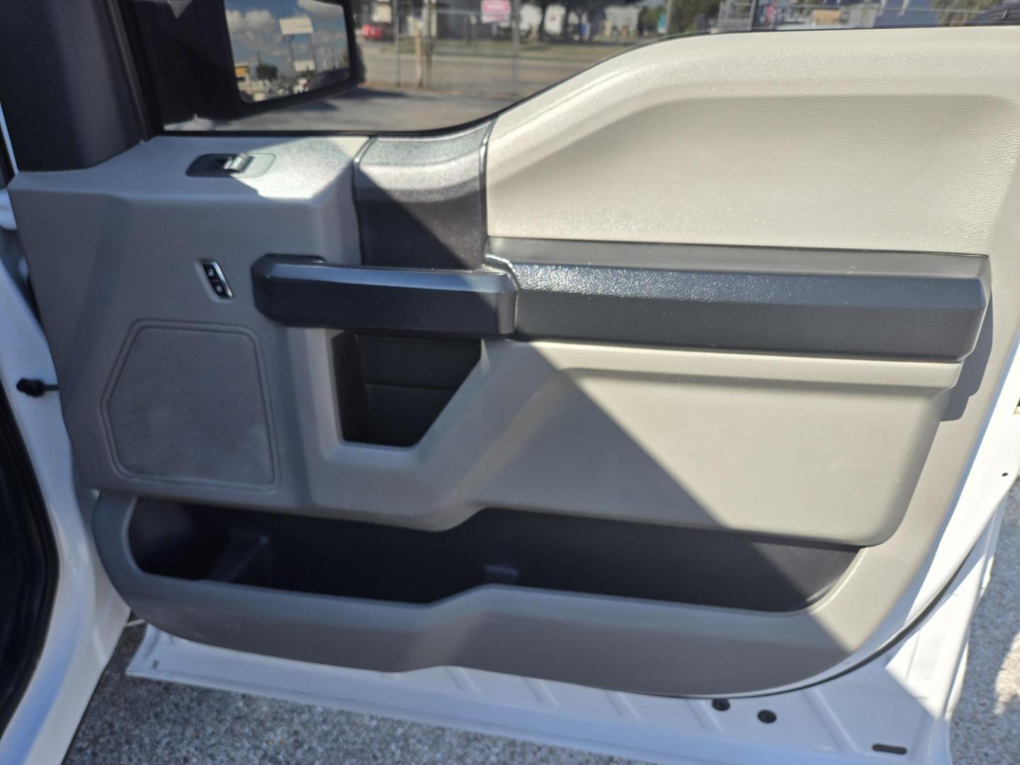 2018 White /Gray Ford F-150 XL SuperCrew 5.5-ft. 2WD (1FTEW1C51JK) with an 5.0L V8 OHV 32V engine, 6A transmission, located at 1842 Wirt Road, Houston, TX, 77055, (713) 973-3903, 29.805330, -95.484787 - Photo#13
