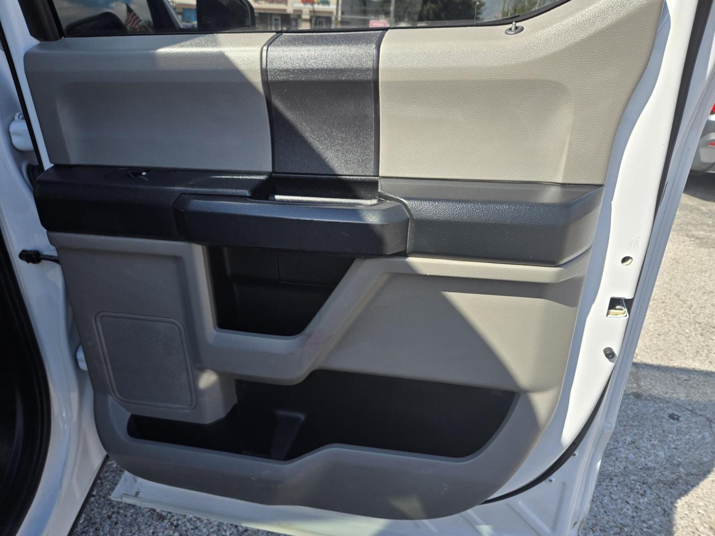 2018 White /Gray Ford F-150 XL SuperCrew 5.5-ft. 2WD (1FTEW1C51JK) with an 5.0L V8 OHV 32V engine, 6A transmission, located at 1842 Wirt Road, Houston, TX, 77055, (713) 973-3903, 29.805330, -95.484787 - Photo#15