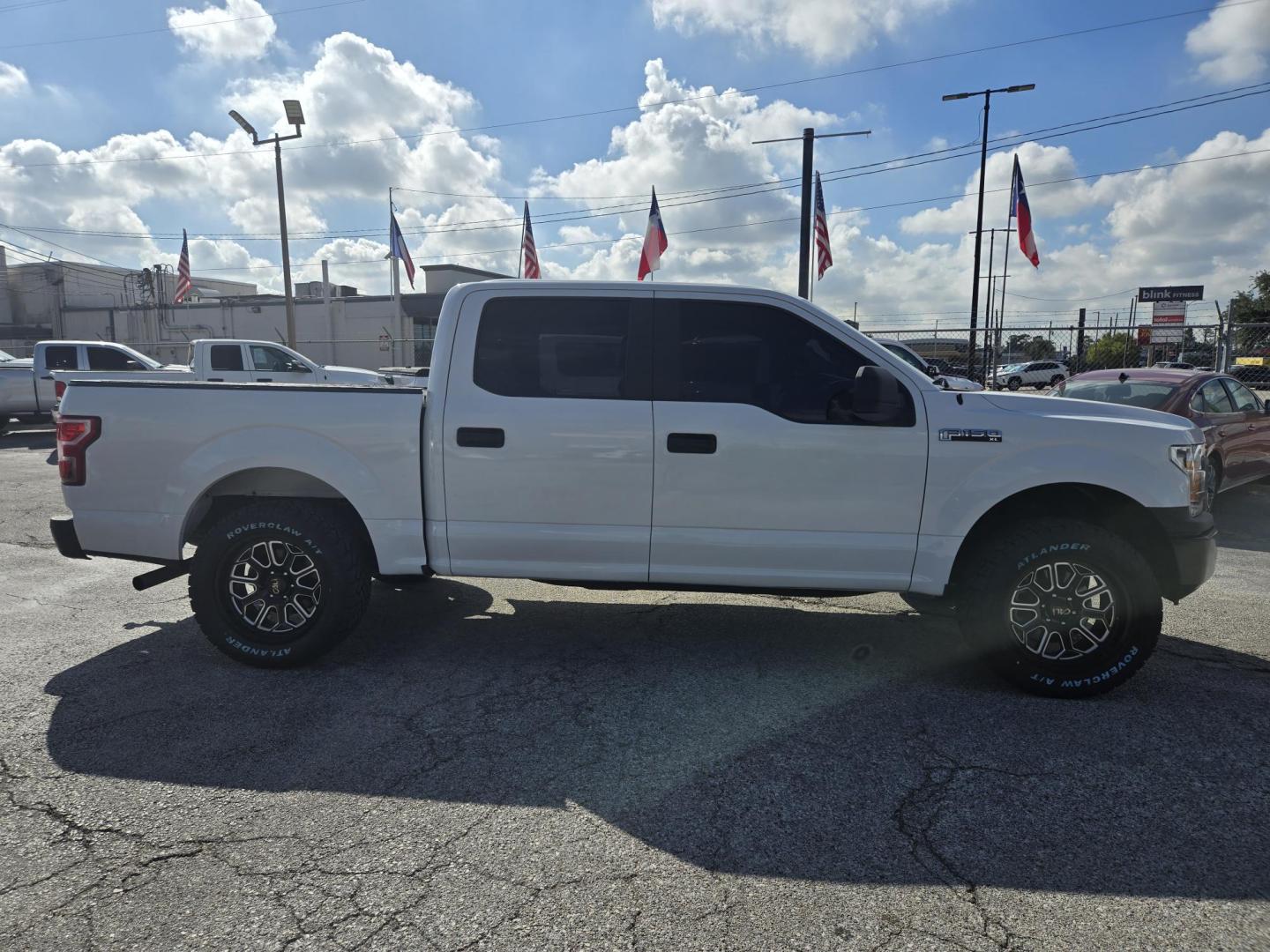2018 White /Gray Ford F-150 XL SuperCrew 5.5-ft. 2WD (1FTEW1C51JK) with an 5.0L V8 OHV 32V engine, 6A transmission, located at 1842 Wirt Road, Houston, TX, 77055, (713) 973-3903, 29.805330, -95.484787 - Photo#5