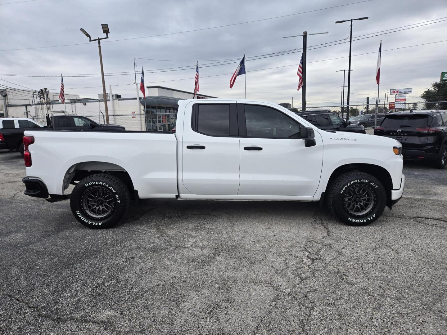 2021 White /Black Chevrolet Silverado 1500 (1GCRWAEH2MZ) , located at 1842 Wirt Road, Houston, TX, 77055, (713) 973-3903, 29.805330, -95.484787 - Photo#6
