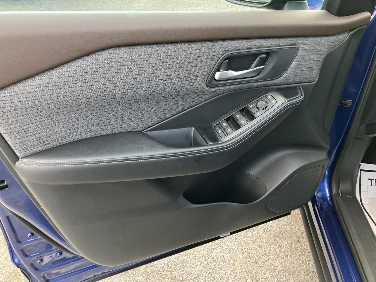 2023 BLUE /Black Nissan Rogue SV (5N1BT3BA0PC) with an 2.5L L4 DOHC 16V engine, CVT transmission, located at 1842 Wirt Road, Houston, TX, 77055, (713) 973-3903, 29.805330, -95.484787 - Photo#9