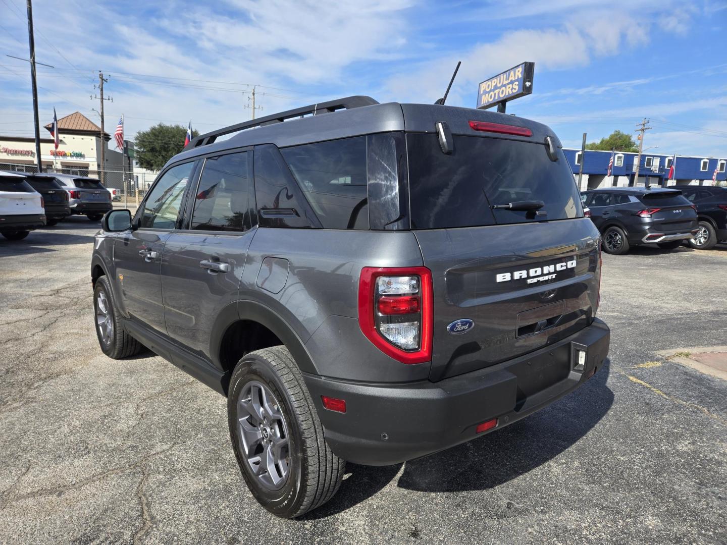 2022 Gray /brown Ford Bronco Sport Badlands (3FMCR9D99NR) with an 2.0L L4 DOHC 16V engine, 8A transmission, located at 1842 Wirt Road, Houston, TX, 77055, (713) 973-3903, 29.805330, -95.484787 - Photo#2