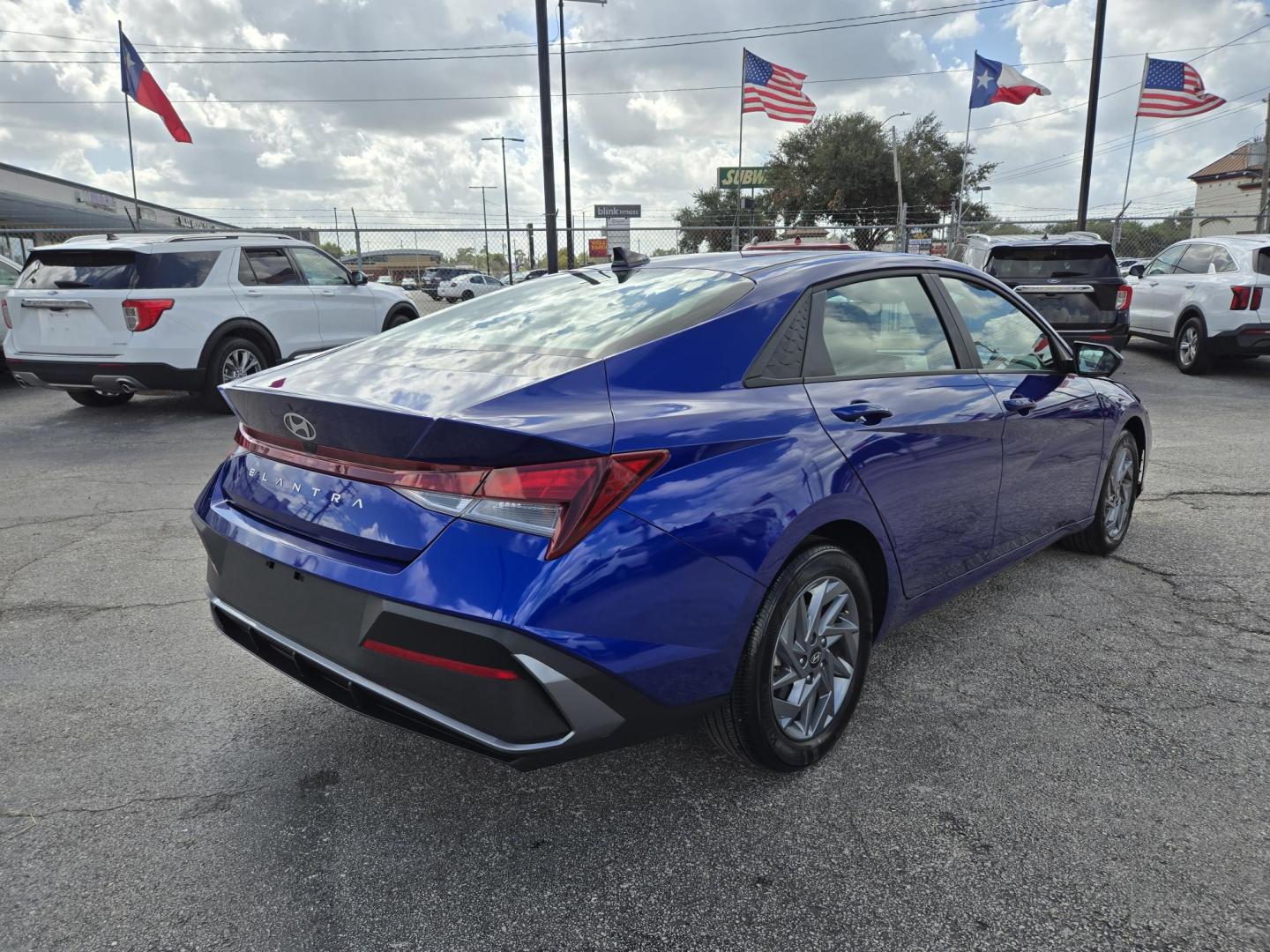 2024 BLUE /Gray Hyundai Elantra SEL (KMHLM4DG7RU) with an 2.0L L4 DOHC 16V engine, 6A transmission, located at 1842 Wirt Road, Houston, TX, 77055, (713) 973-3903, 29.805330, -95.484787 - Photo#4