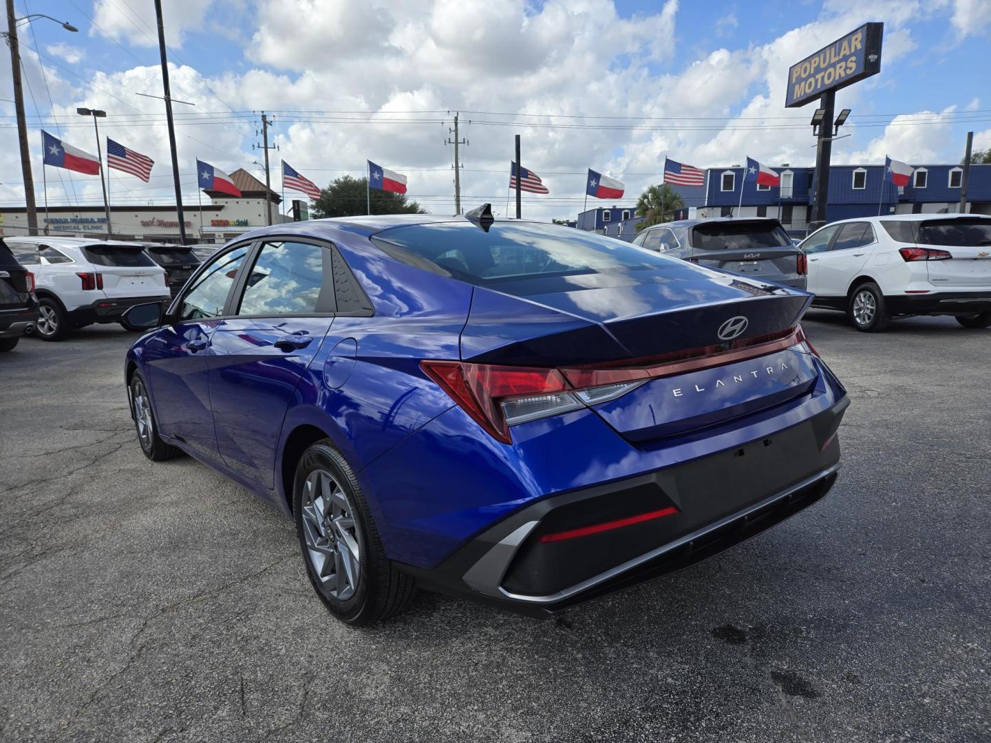 2024 BLUE /Gray Hyundai Elantra SEL (KMHLM4DG7RU) with an 2.0L L4 DOHC 16V engine, 6A transmission, located at 1842 Wirt Road, Houston, TX, 77055, (713) 973-3903, 29.805330, -95.484787 - Photo#2