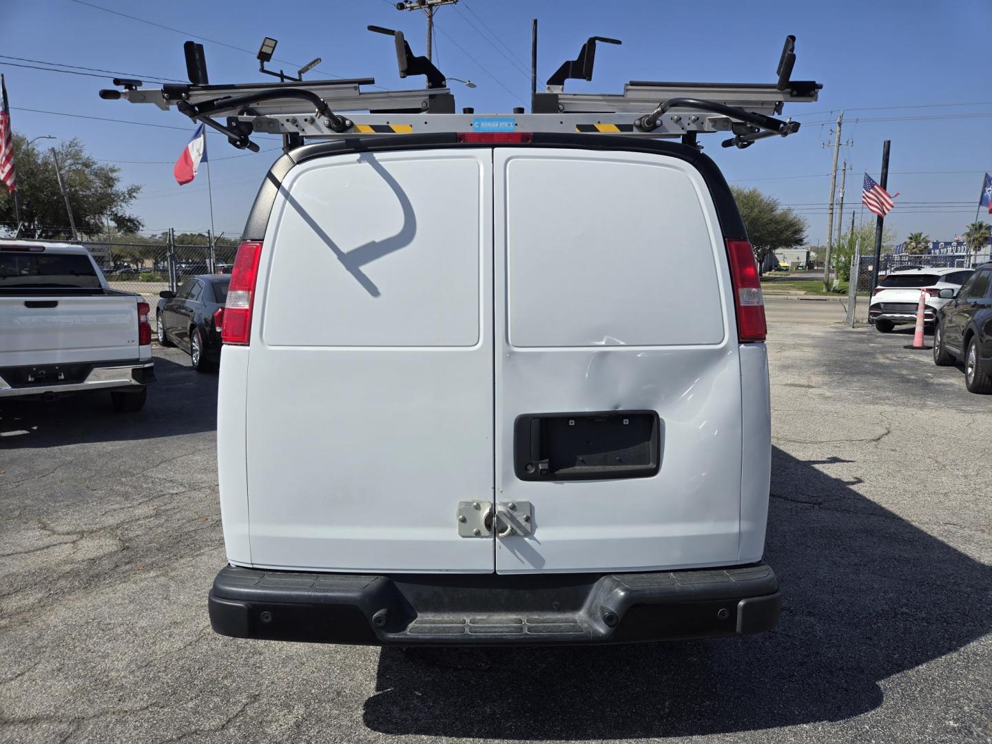 2020 White Chevrolet Express 2500 Cargo (1GCWGAFP7L1) with an 4.3L V6 engine, 6A transmission, located at 1842 Wirt Road, Houston, TX, 77055, (713) 973-3903, 29.805330, -95.484787 - Photo#3