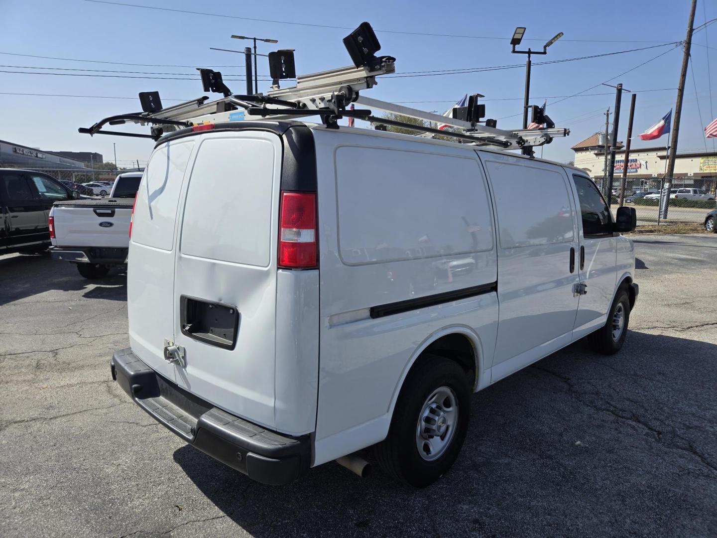 2020 White Chevrolet Express 2500 Cargo (1GCWGAFP7L1) with an 4.3L V6 engine, 6A transmission, located at 1842 Wirt Road, Houston, TX, 77055, (713) 973-3903, 29.805330, -95.484787 - Photo#4
