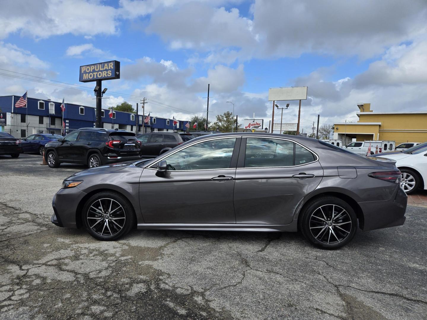 2024 Gray /Black Toyota Camry SE (4T1G11AK7RU) with an 2.5L L4 DOHC 16V engine, 8A transmission, located at 1842 Wirt Road, Houston, TX, 77055, (713) 973-3903, 29.805330, -95.484787 - Photo#1