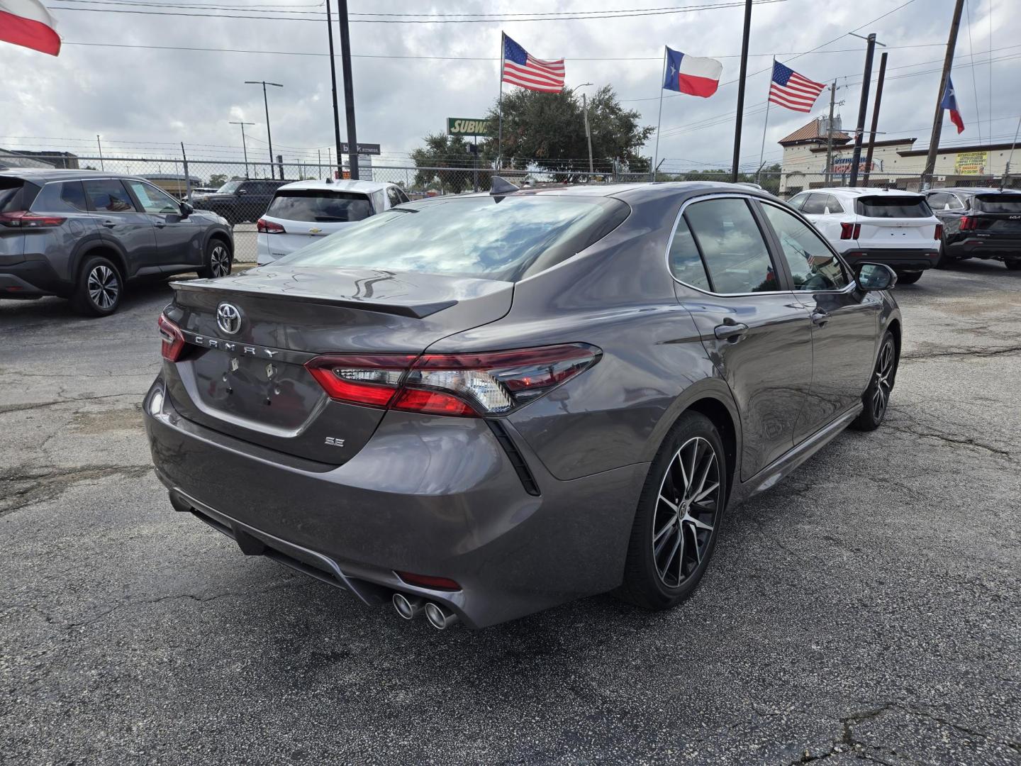 2024 Gray /Black Toyota Camry SE (4T1G11AK7RU) with an 2.5L L4 DOHC 16V engine, 8A transmission, located at 1842 Wirt Road, Houston, TX, 77055, (713) 973-3903, 29.805330, -95.484787 - Photo#4