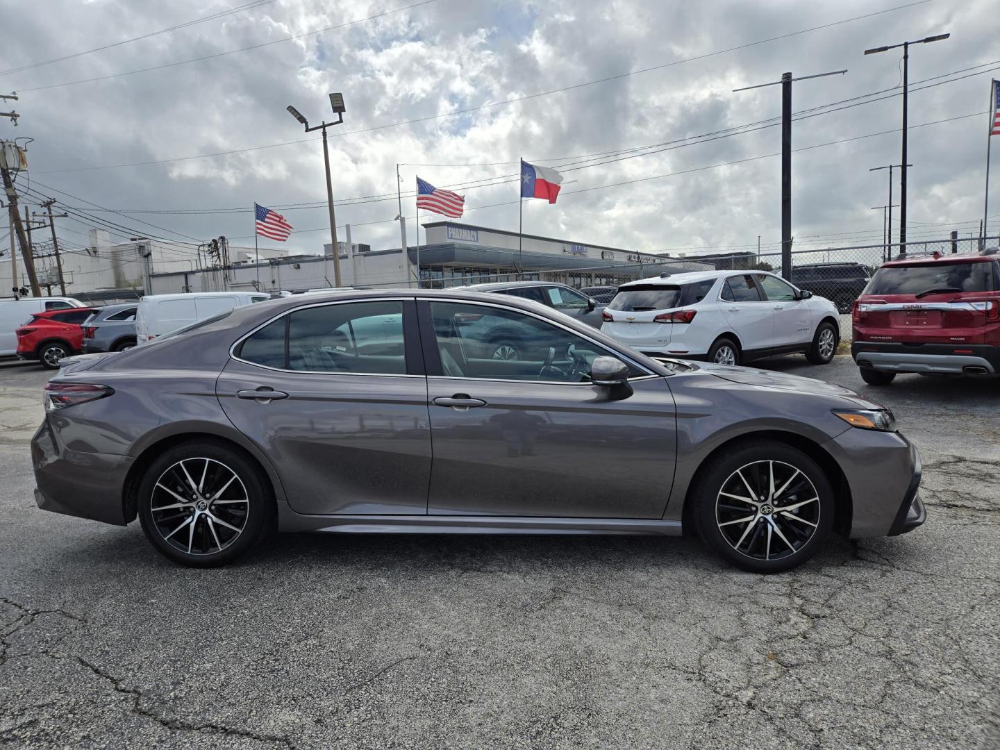 2024 Gray /Black Toyota Camry SE (4T1G11AK7RU) with an 2.5L L4 DOHC 16V engine, 8A transmission, located at 1842 Wirt Road, Houston, TX, 77055, (713) 973-3903, 29.805330, -95.484787 - Photo#5