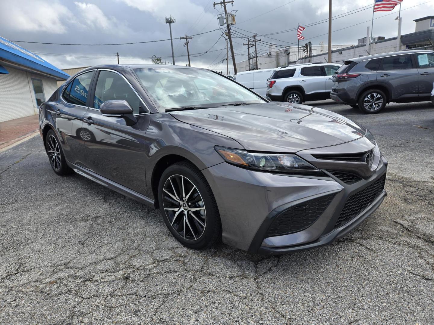 2024 Gray /Black Toyota Camry SE (4T1G11AK7RU) with an 2.5L L4 DOHC 16V engine, 8A transmission, located at 1842 Wirt Road, Houston, TX, 77055, (713) 973-3903, 29.805330, -95.484787 - Photo#6