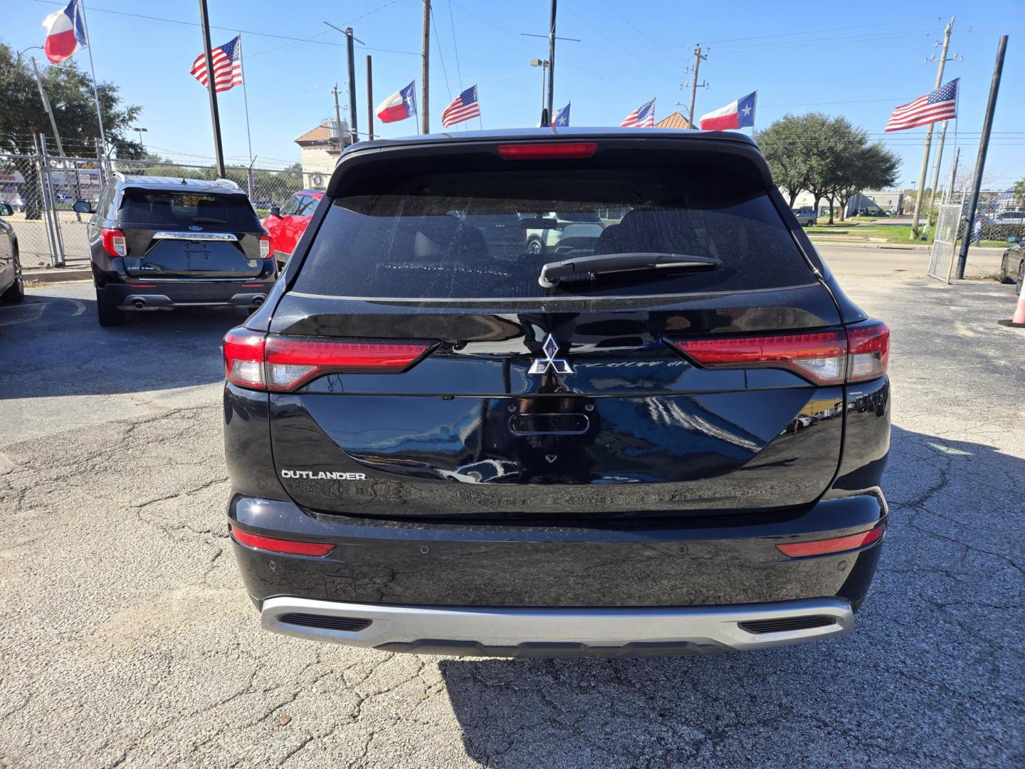 2024 Black /Black Mitsubishi Outlander SE 2WD (JA4J3VA88RZ) with an 2.4L L4 DOHC 16V engine, CVT transmission, located at 1842 Wirt Road, Houston, TX, 77055, (713) 973-3903, 29.805330, -95.484787 - Photo#3