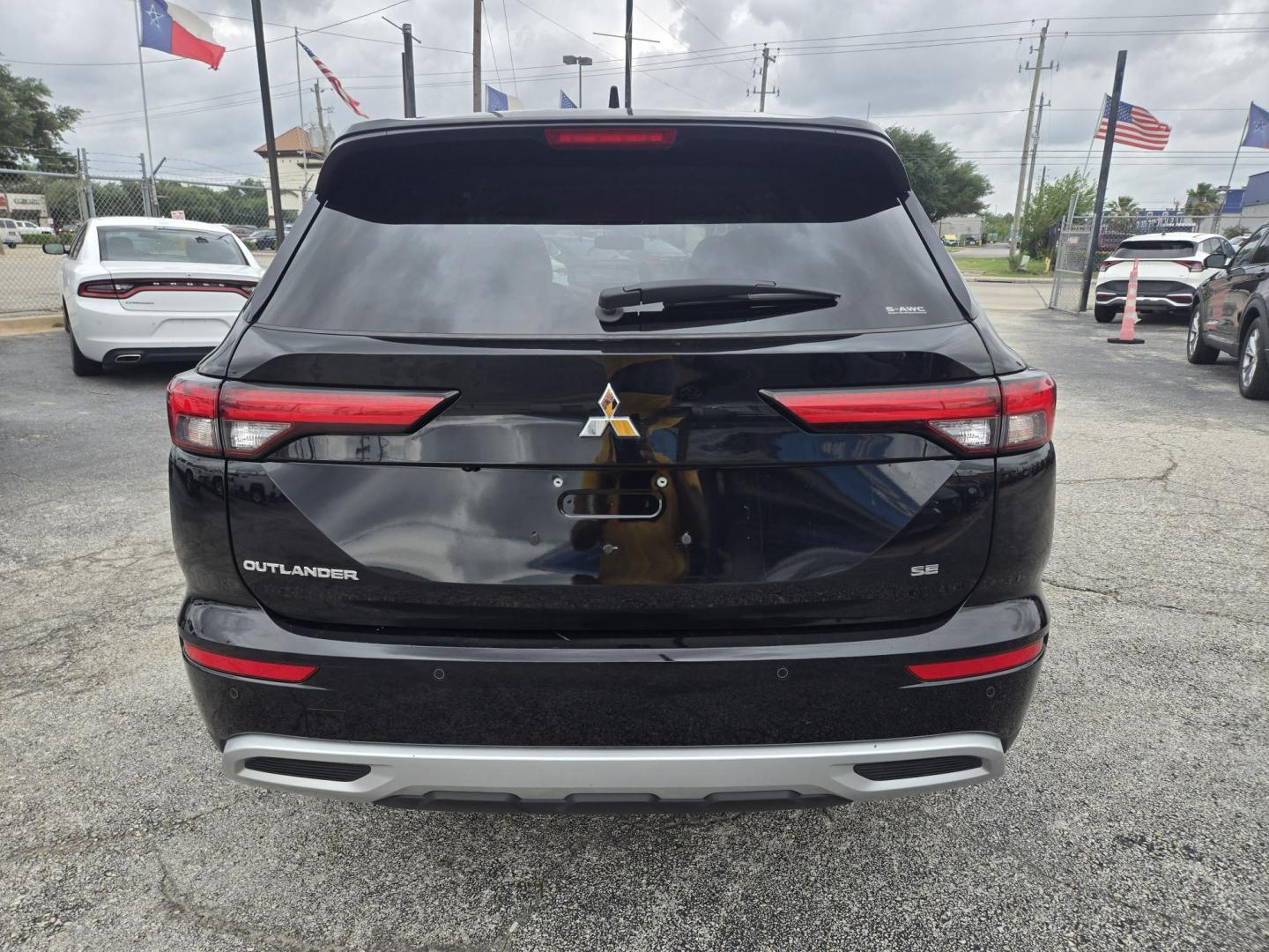 2024 Black Mitsubishi Outlander SE 4WD (JA4J4VA85RZ) with an 2.4L L4 DOHC 16V engine, CVT transmission, located at 1842 Wirt Road, Houston, TX, 77055, (713) 973-3903, 29.805330, -95.484787 - Photo#3