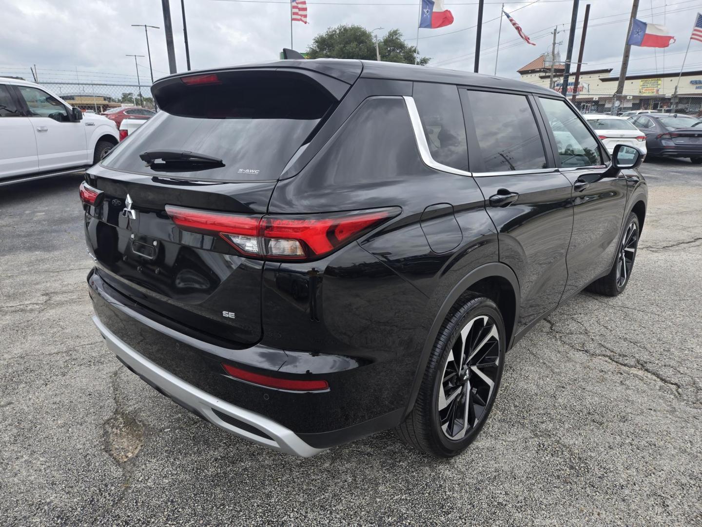 2024 Black Mitsubishi Outlander SE 4WD (JA4J4VA85RZ) with an 2.4L L4 DOHC 16V engine, CVT transmission, located at 1842 Wirt Road, Houston, TX, 77055, (713) 973-3903, 29.805330, -95.484787 - Photo#4