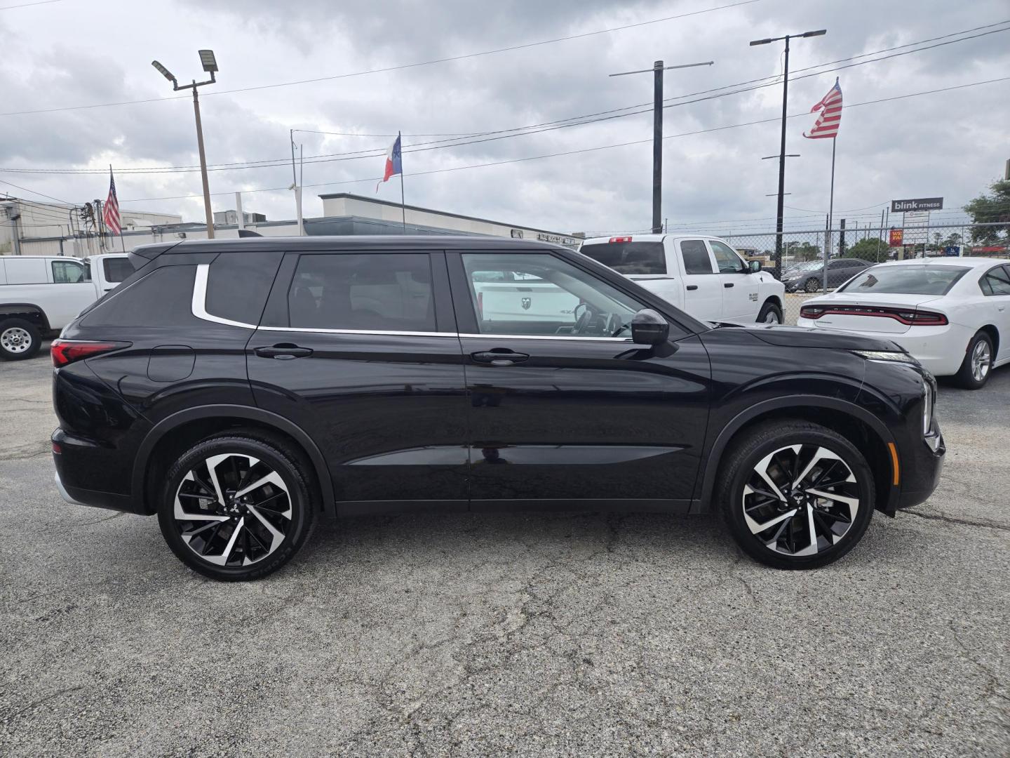 2024 Black Mitsubishi Outlander SE 4WD (JA4J4VA85RZ) with an 2.4L L4 DOHC 16V engine, CVT transmission, located at 1842 Wirt Road, Houston, TX, 77055, (713) 973-3903, 29.805330, -95.484787 - Photo#5
