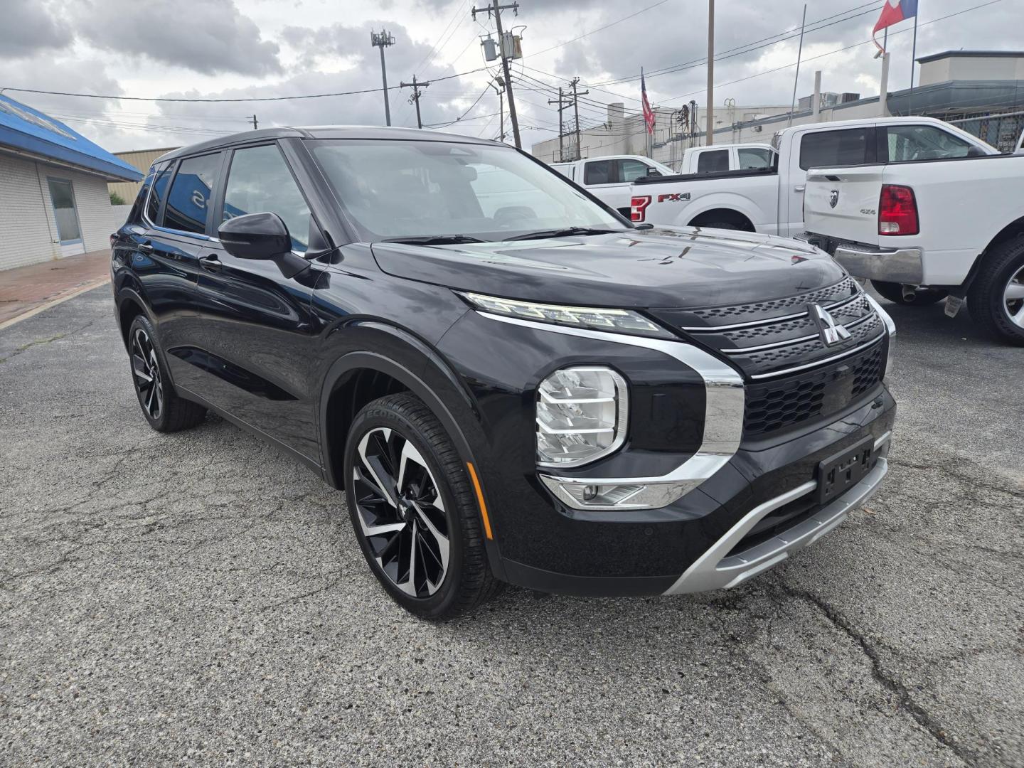2024 Black Mitsubishi Outlander SE 4WD (JA4J4VA85RZ) with an 2.4L L4 DOHC 16V engine, CVT transmission, located at 1842 Wirt Road, Houston, TX, 77055, (713) 973-3903, 29.805330, -95.484787 - Photo#6
